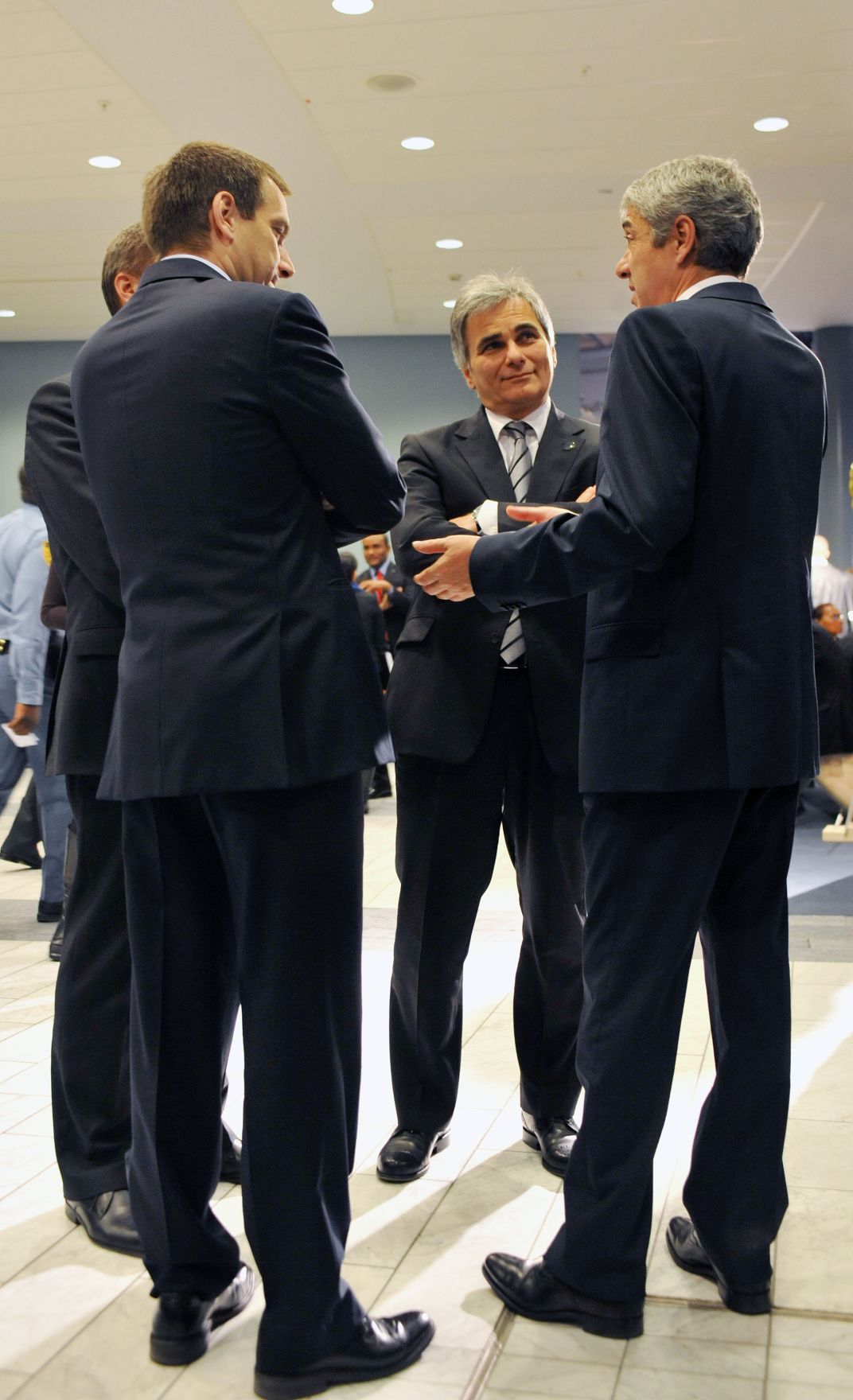 Freitag, den 18. Dezember 2009 fand in Kopenhagen, D&auml;nemark die Abschlu&szlig;sitzung der UN-Klimakonferenz - COP15 mit den Staats- und Regierungschefs statt. Im Bild (v.L.n.R.) Ungarns Ministerpr&auml;sident Gordon Bajnai, &Ouml;sterreichs Bundeskanzler Werner Faymann und Portugals Ministerpr&auml;sident Jos&eacute; S&oacute;crates.