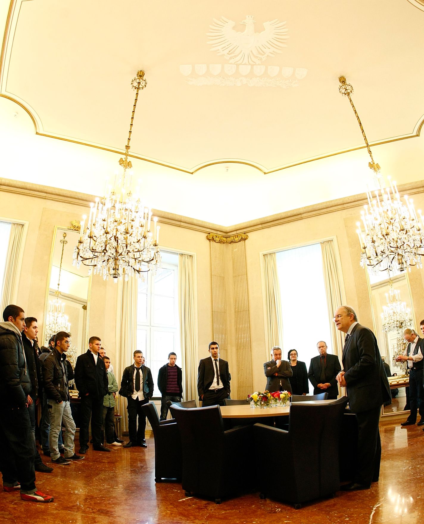 Am 23. Februar 2010 besuchten Berufssch&uuml;lerinnen und Berufssch&uuml;ler das Bundeskanzleramt in Wien. Nach einer F&uuml;hrung trafen sie mit Bundeskanzler Werner Faymann zu einem Gespr&auml;ch zusammen.