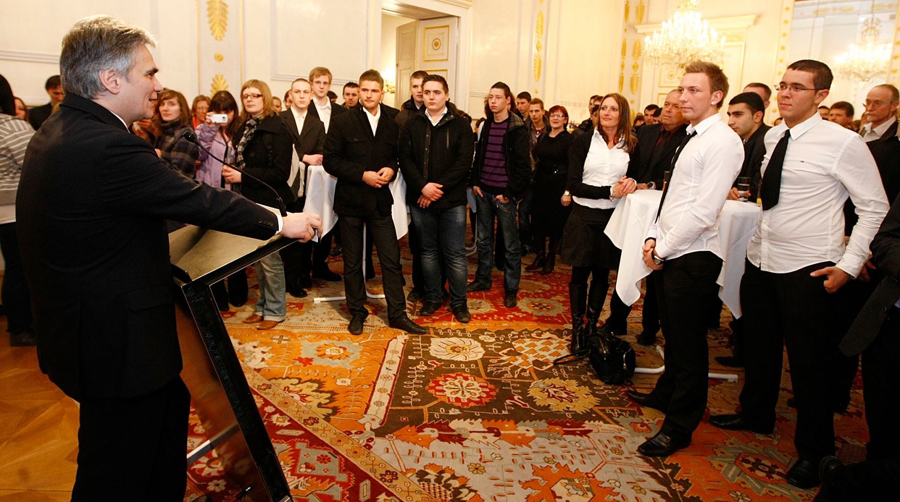 Am 23. Februar 2010 besuchten Berufssch&uuml;lerinnen und Berufssch&uuml;ler das Bundeskanzleramt in Wien. Nach einer F&uuml;hrung trafen sie mit Bundeskanzler Werner Faymann (L) zu einem Gespr&auml;ch zusammen.