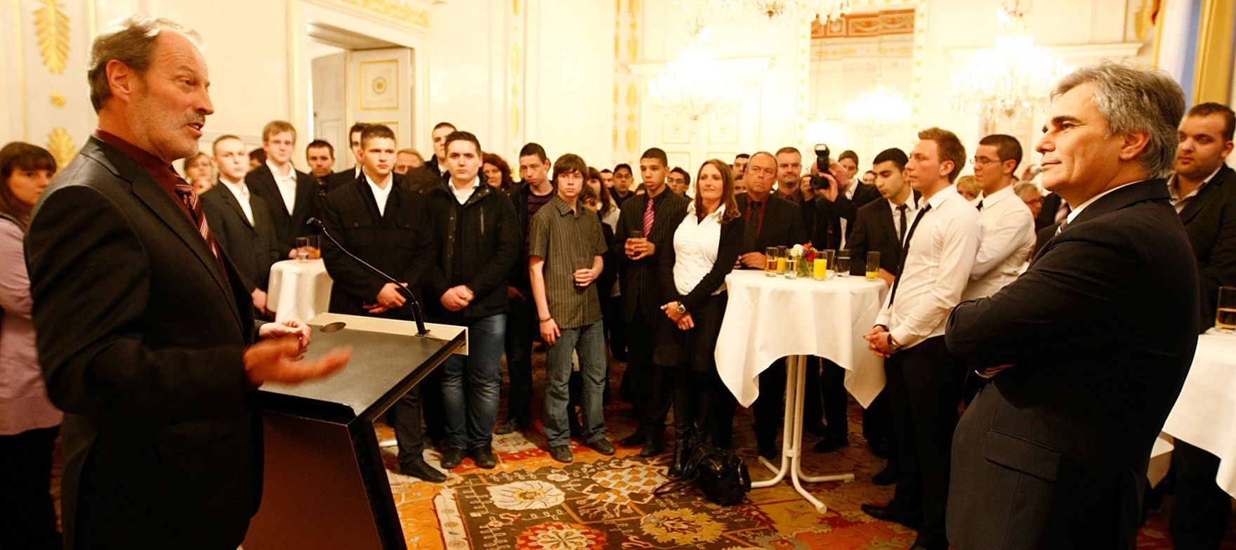 Am 23. Februar 2010 besuchten Berufssch&uuml;lerinnen und Berufssch&uuml;ler das Bundeskanzleramt in Wien. Nach einer F&uuml;hrung trafen sie mit Bundeskanzler Werner Faymann (R) zu einem Gespr&auml;ch zusammen.