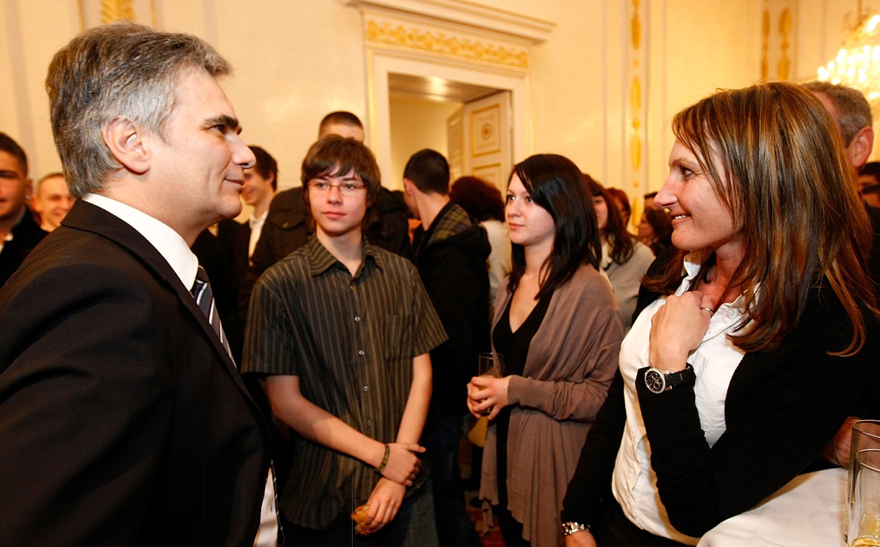 Am 23. Februar 2010 besuchten Berufssch&uuml;lerinnen und Berufssch&uuml;ler das Bundeskanzleramt in Wien. Nach einer F&uuml;hrung trafen sie mit Bundeskanzler Werner Faymann (L) zu einem Gespr&auml;ch zusammen.