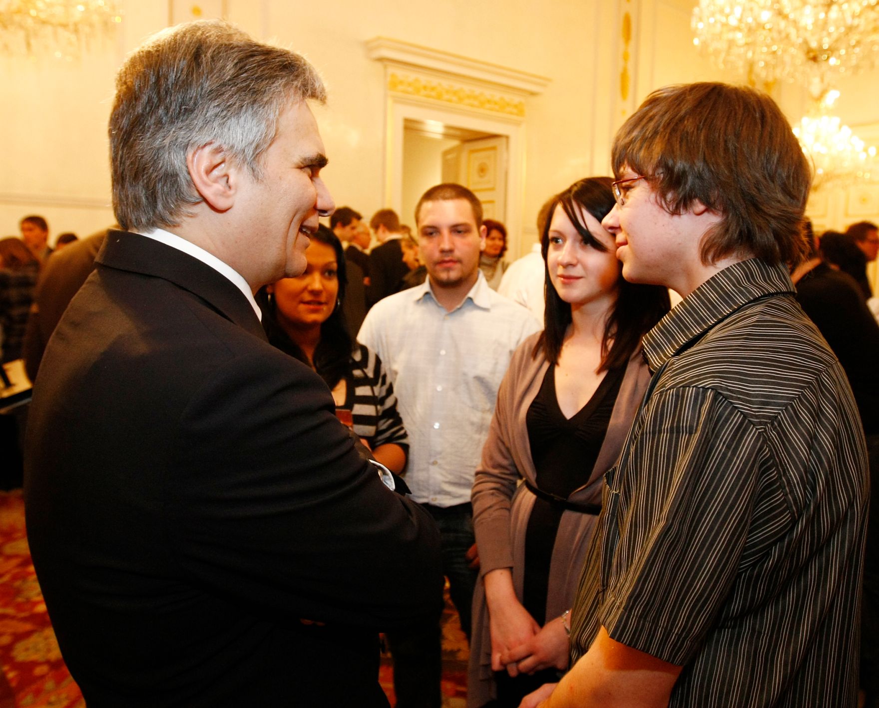 Am 23. Februar 2010 besuchten Berufssch&uuml;lerinnen und Berufssch&uuml;ler das Bundeskanzleramt in Wien. Nach einer F&uuml;hrung trafen sie mit Bundeskanzler Werner Faymann (L) zu einem Gespr&auml;ch zusammen.