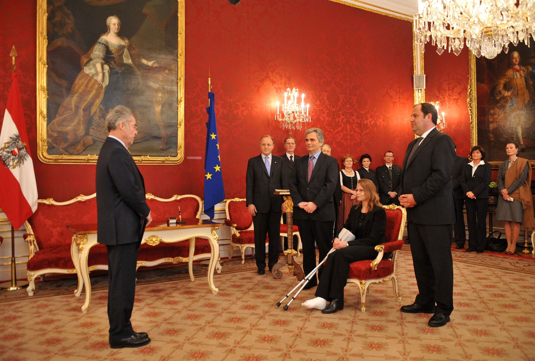 Dienstag, den 26. J&auml;nner 2010 wurde im Beisein von Bundeskanzler Werner Faymann (3-L) und Vizekanzler Josef Pr&ouml;ll (R) in der Wiener Hofburg Beatrix Karl (2-R) von Bundespr&auml;sident Heinz Fischer (L) als Bundesministerin f&uuml;r Wissenschaft und Forschung angelobt.