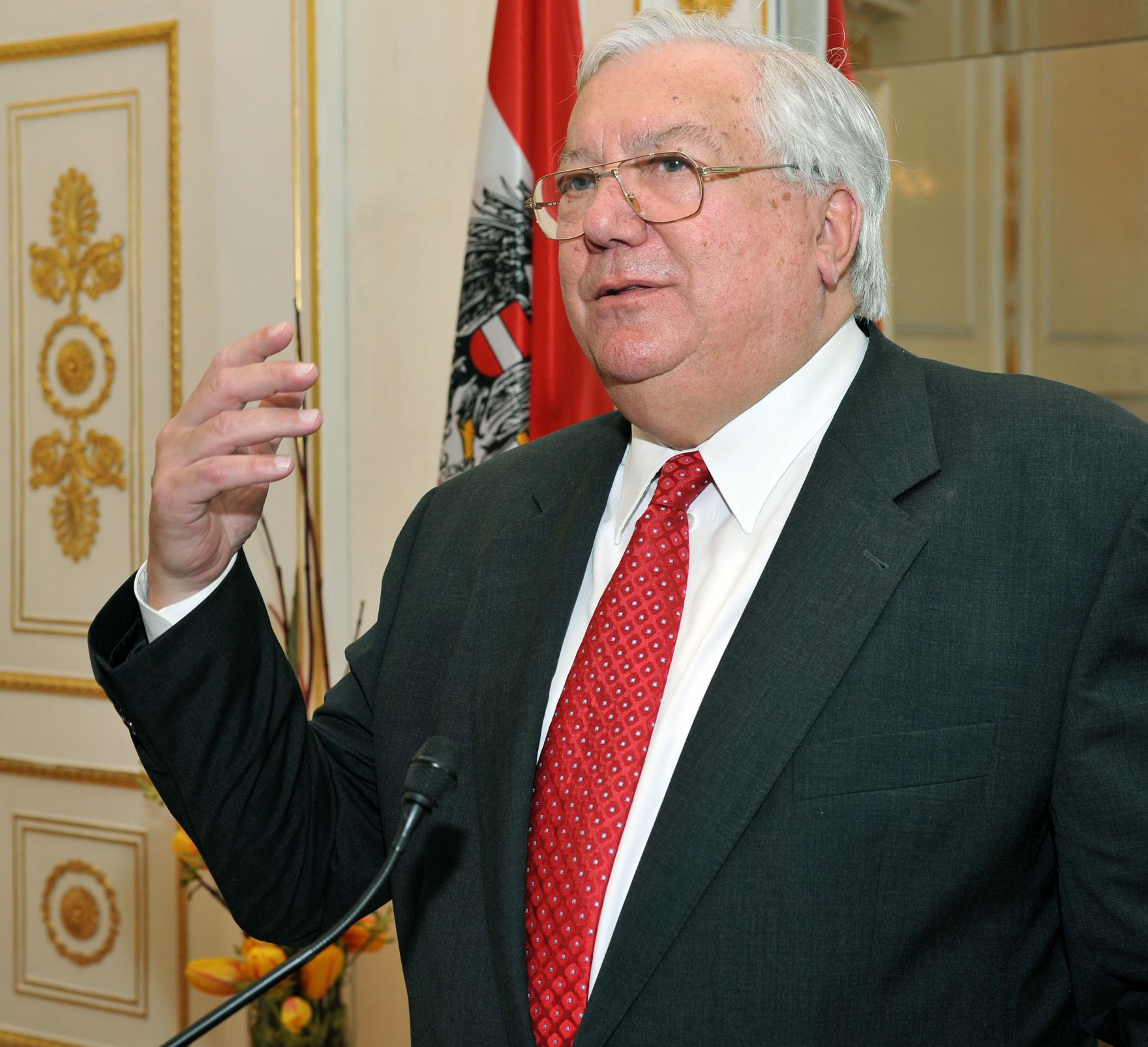 Dienstag, den 6. April 2010 &uuml;berreichte Bundeskanzler Werner Faymann im Bundeskanzleramt in Wien das Gro&szlig;e Goldene Ehrenzeichen mit dem Stern f&uuml;r Verdienste um die Republik &Ouml;sterreich an den ehemaligen Wiener Gemeinderat und Landtagspr&auml;sidenten G&uuml;nther Sallaberger (im Bild).