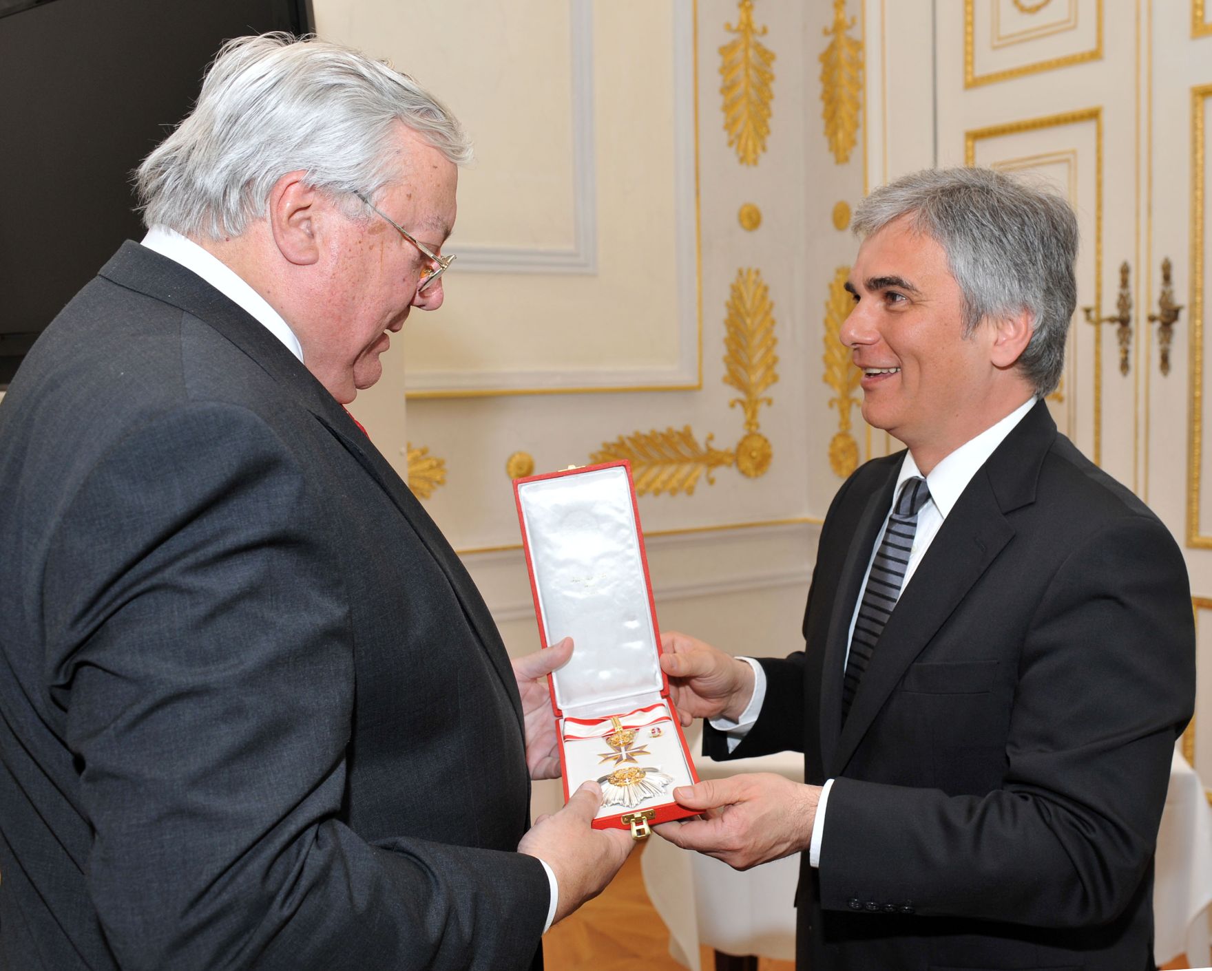 Dienstag, den 6. April 2010 &uuml;berreichte Bundeskanzler Werner Faymann (R) im Bundeskanzleramt in Wien das Gro&szlig;e Goldene Ehrenzeichen mit dem Stern f&uuml;r Verdienste um die Republik &Ouml;sterreich an den ehemaligen Wiener Gemeinderat und Landtagspr&auml;sidenten G&uuml;nther Sallaberger (L).