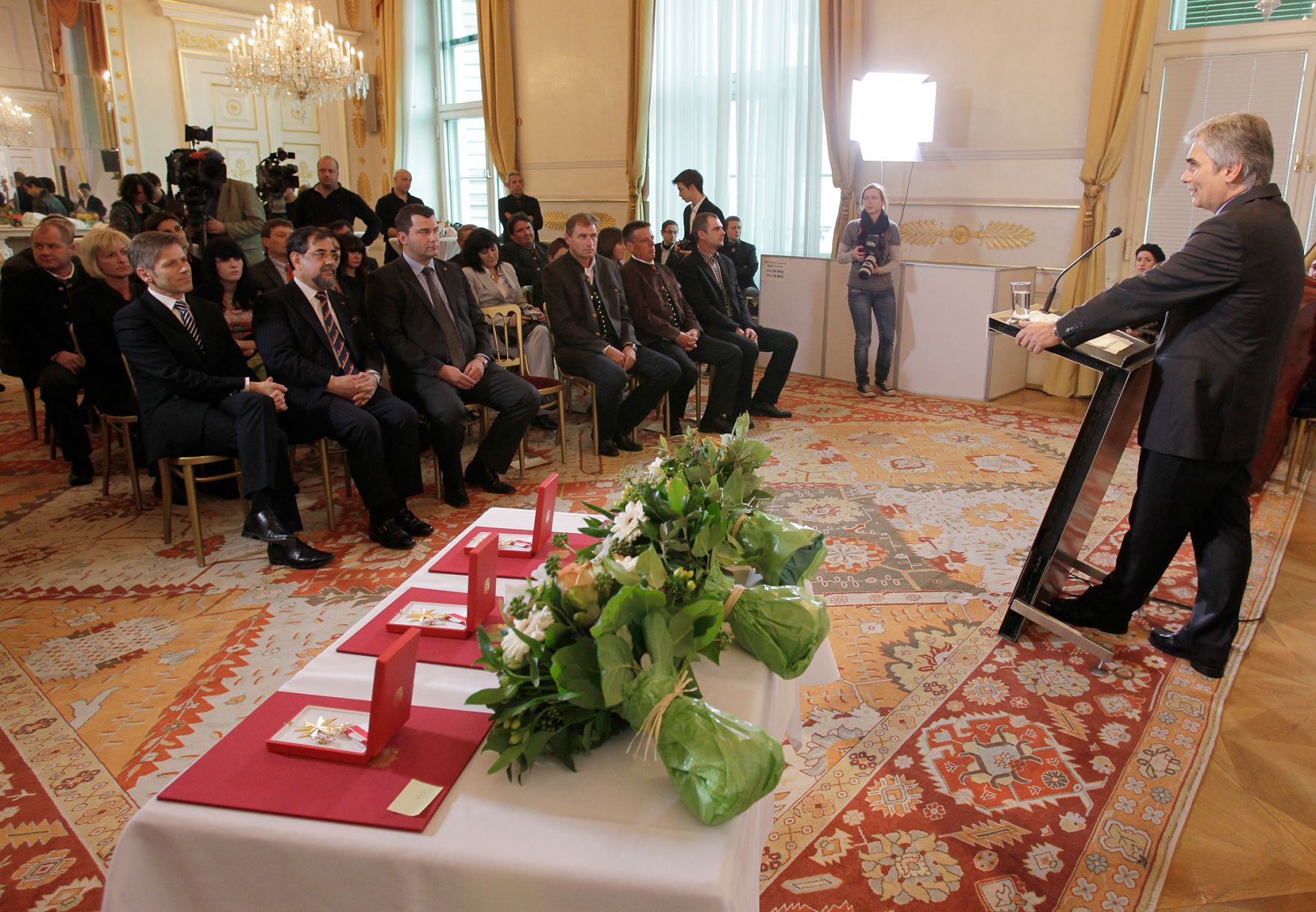 Anl&auml;sslich der Ehrung der drei &ouml;sterreichischen Helfer bei der Rettung der chilenischen Bergleute, lud Bundeskanzler Werner Faymann und Staatssekret&auml;r Josef Ostermayer am 4. November 2010 zu einem Empfang ins Bundeskanzleramt. Peter Lanschober aus Oberwart/Burgenland sowie Johannes Pemberger und Heinrich Tilz aus H&uuml;ttenberg/K&auml;rnten wurden f&uuml;r ihre Verdienste um die Bergung der am 5. August 2010 versch&uuml;tteten Kumpel aus der Kupfermine von San Jose mit dem Goldenen Verdienstzeichen der Republik &Ouml;sterreich ausgezeichnet.