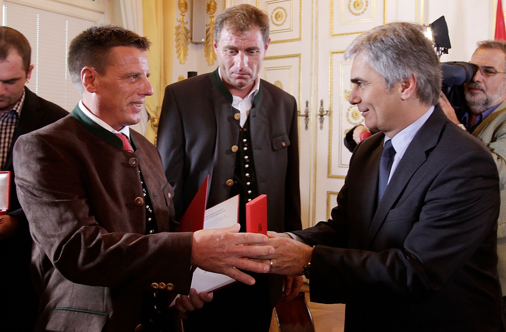 Anl&auml;sslich der Ehrung der drei &ouml;sterreichischen Helfer bei der Rettung der chilenischen Bergleute, lud Bundeskanzler Werner Faymann (r.) und Staatssekret&auml;r Josef Ostermayer am 4. November 2010 zu einem Empfang ins Bundeskanzleramt. Peter Lanschober aus Oberwart/Burgenland sowie Johannes Pemberger (l.) und Heinrich Tilz (m.) aus H&uuml;ttenberg/K&auml;rnten wurden f&uuml;r ihre Verdienste um die Bergung der am 5. August 2010 versch&uuml;tteten Kumpel aus der Kupfermine von San Jose mit dem Goldenen Verdienstzeichen der Republik &Ouml;sterreich ausgezeichnet.