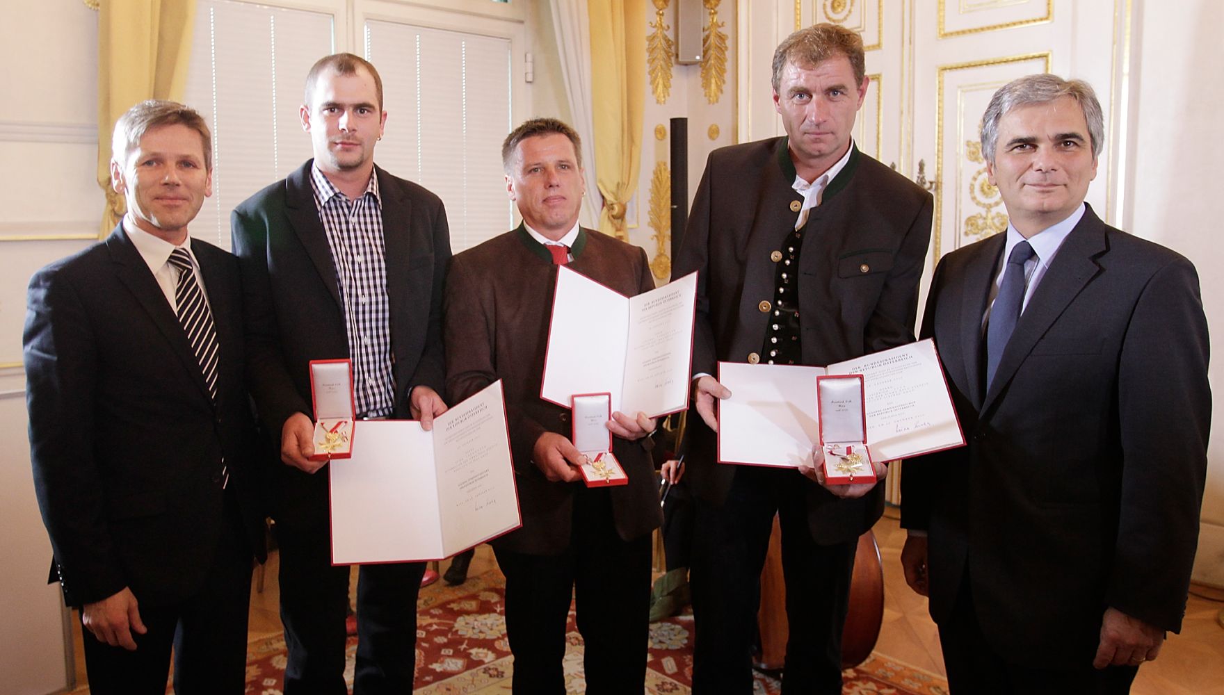 Anl&auml;sslich der Ehrung der drei &ouml;sterreichischen Helfer bei der Rettung der chilenischen Bergleute, lud Bundeskanzler Werner Faymann (r.) und Staatssekret&auml;r Josef Ostermayer (l.) am 4. November 2010 zu einem Empfang ins Bundeskanzleramt. Peter Lanschober (2.v.l.) aus Oberwart/Burgenland sowie Johannes Pemberger (m.) und Heinrich Tilz (2.v.r) aus H&uuml;ttenberg/K&auml;rnten wurden f&uuml;r ihre Verdienste um die Bergung der am 5. August 2010 versch&uuml;tteten Kumpel aus der Kupfermine von San Jose mit dem Goldenen Verdienstzeichen der Republik &Ouml;sterreich ausgezeichnet.