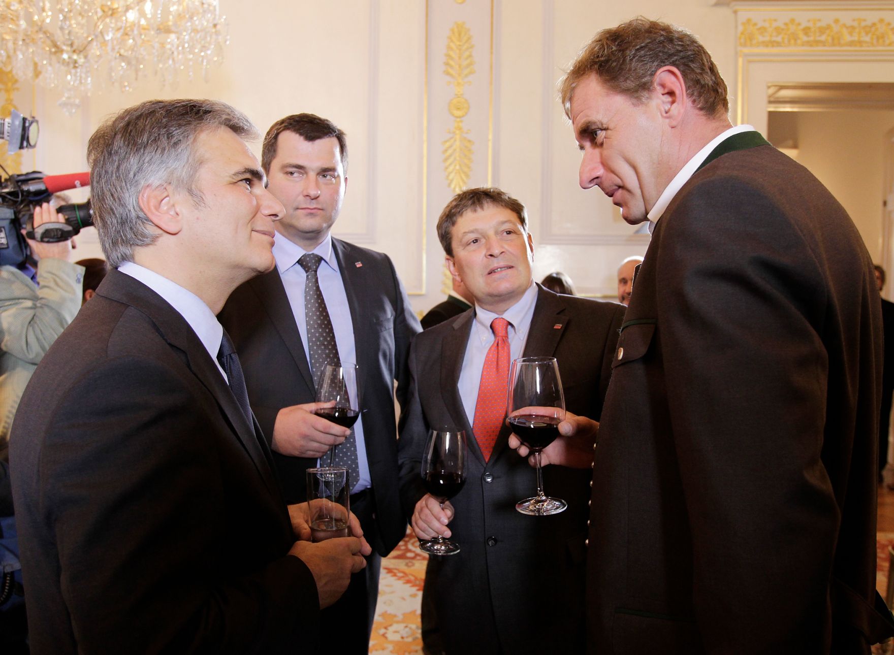 Anl&auml;sslich der Ehrung der drei &ouml;sterreichischen Helfer bei der Rettung der chilenischen Bergleute, lud Bundeskanzler Werner Faymann und Staatssekret&auml;r Josef Ostermayer am 4. November 2010 zu einem Empfang ins Bundeskanzleramt. Peter Lanschober aus Oberwart/Burgenland sowie Johannes Pemberger und Heinrich Tilz aus H&uuml;ttenberg/K&auml;rnten wurden f&uuml;r ihre Verdienste um die Bergung der am 5. August 2010 versch&uuml;tteten Kumpel aus der Kupfermine von San Jose mit dem Goldenen Verdienstzeichen der Republik &Ouml;sterreich ausgezeichnet.