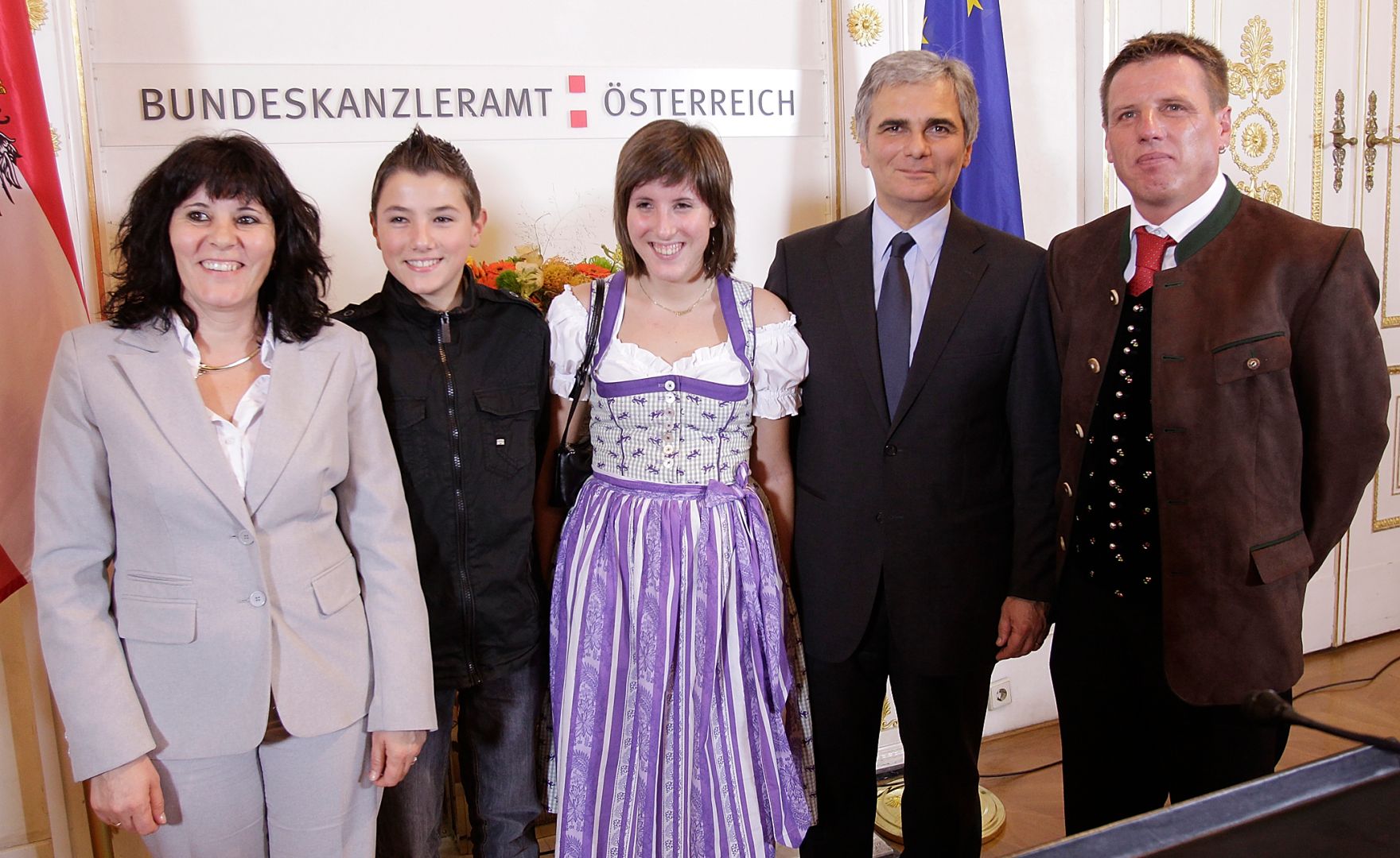 Anl&auml;sslich der Ehrung der drei &ouml;sterreichischen Helfer bei der Rettung der chilenischen Bergleute, lud Bundeskanzler Werner Faymann und Staatssekret&auml;r Josef Ostermayer am 4. November 2010 zu einem Empfang ins Bundeskanzleramt. Peter Lanschober aus Oberwart/Burgenland sowie Johannes Pemberger und Heinrich Tilz aus H&uuml;ttenberg/K&auml;rnten wurden f&uuml;r ihre Verdienste um die Bergung der am 5. August 2010 versch&uuml;tteten Kumpel aus der Kupfermine von San Jose mit dem Goldenen Verdienstzeichen der Republik &Ouml;sterreich ausgezeichnet.