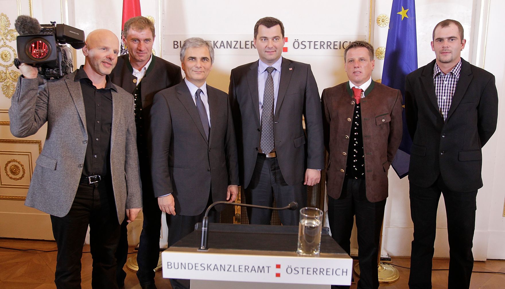 Anl&auml;sslich der Ehrung der drei &ouml;sterreichischen Helfer bei der Rettung der chilenischen Bergleute, lud Bundeskanzler Werner Faymann und Staatssekret&auml;r Josef Ostermayer am 4. November 2010 zu einem Empfang ins Bundeskanzleramt. Peter Lanschober aus Oberwart/Burgenland sowie Johannes Pemberger und Heinrich Tilz aus H&uuml;ttenberg/K&auml;rnten wurden f&uuml;r ihre Verdienste um die Bergung der am 5. August 2010 versch&uuml;tteten Kumpel aus der Kupfermine von San Jose mit dem Goldenen Verdienstzeichen der Republik &Ouml;sterreich ausgezeichnet.