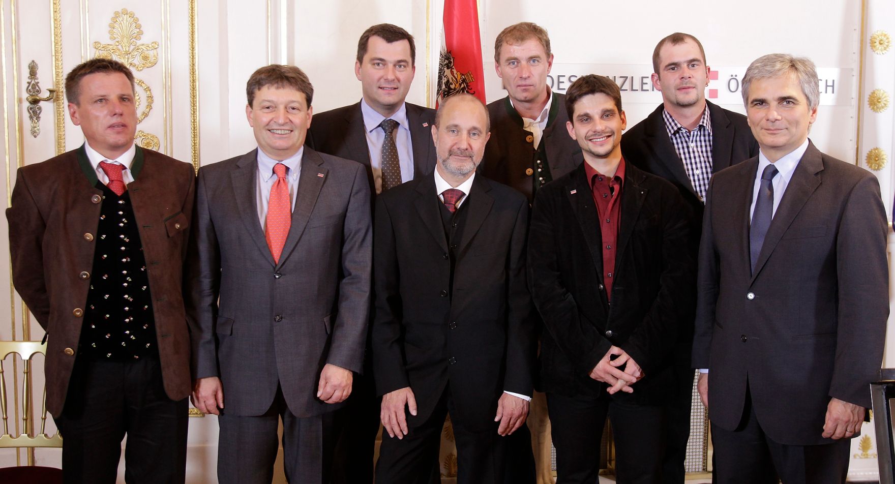 Anl&auml;sslich der Ehrung der drei &ouml;sterreichischen Helfer bei der Rettung der chilenischen Bergleute, lud Bundeskanzler Werner Faymann und Staatssekret&auml;r Josef Ostermayer am 4. November 2010 zu einem Empfang ins Bundeskanzleramt. Peter Lanschober aus Oberwart/Burgenland sowie Johannes Pemberger und Heinrich Tilz aus H&uuml;ttenberg/K&auml;rnten wurden f&uuml;r ihre Verdienste um die Bergung der am 5. August 2010 versch&uuml;tteten Kumpel aus der Kupfermine von San Jose mit dem Goldenen Verdienstzeichen der Republik &Ouml;sterreich ausgezeichnet.