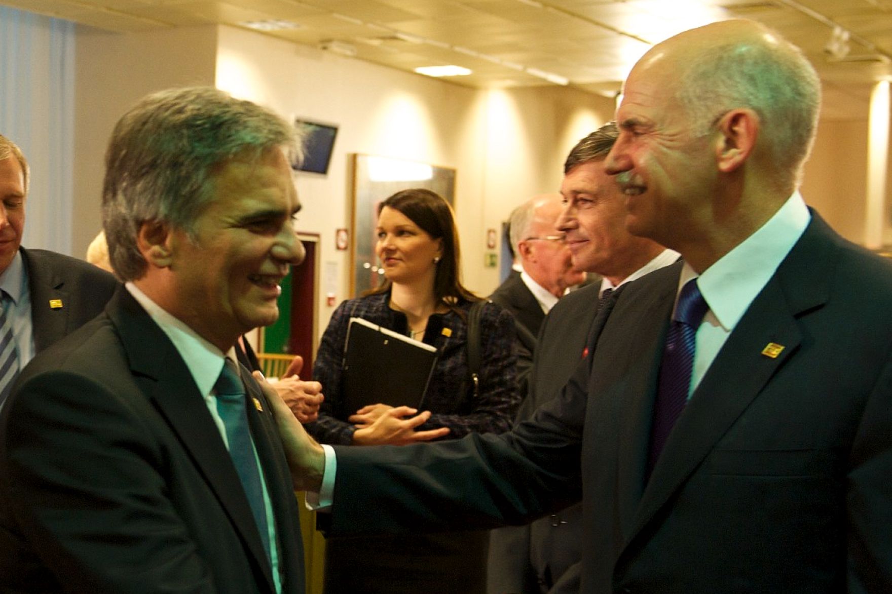 Donnerstag, den 28. Oktober 2010 fand in Br&uuml;ssel, Belgien die Sitzung des Europ&auml;ischen Rates der EU-Staats- und Regierungschefs statt. Im Bild Bundeskanzler Werner Faymann (L) mit dem griechischen Ministerpr&auml;sidenten George A. Papandreou (R) beim Tour-de-Table.