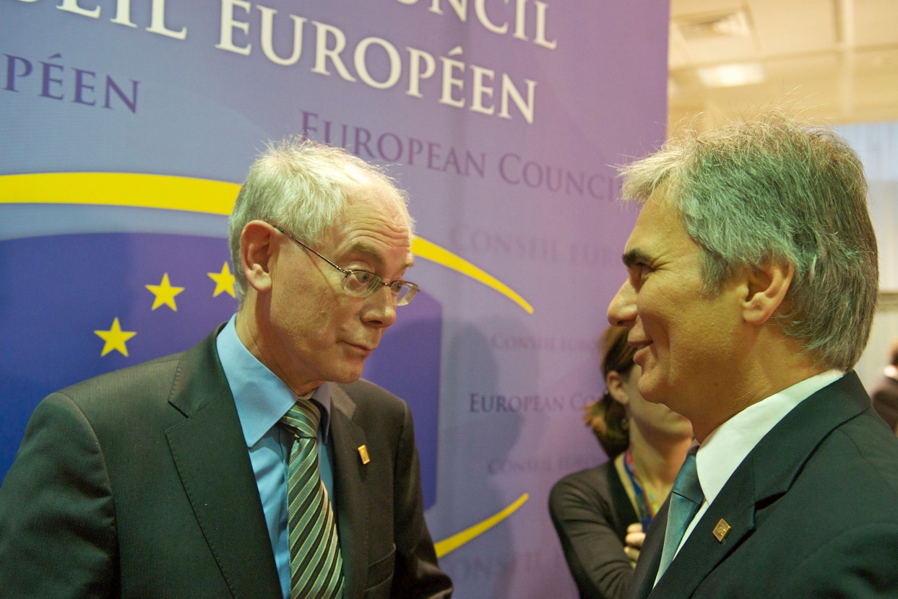 Donnerstag, den 28. Oktober 2010 fand in Br&uuml;ssel, Belgien die Sitzung des Europ&auml;ischen Rates der EU-Staats- und Regierungschefs statt. Im Bild Bundeskanzler Werner Faymann (R) mit dem Ratsvorsitzenden Herman Van Rompuy (L) beim Tour-de-Table.