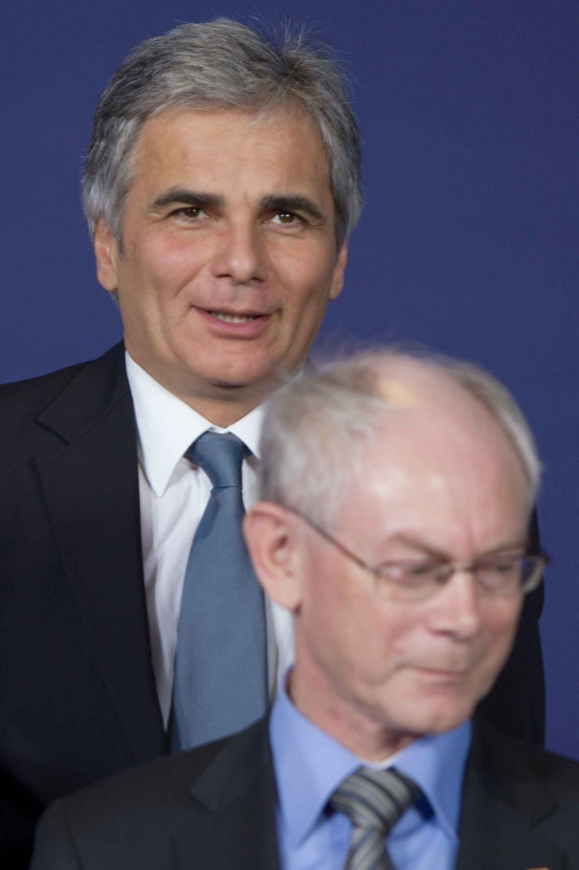 Donnerstag, den 28. Oktober 2010 fand in Br&uuml;ssel, Belgien die Sitzung des Europ&auml;ischen Rates der EU-Staats- und Regierungschefs statt. Im Bild Bundeskanzler Werner Faymann (L) und Ratspr&auml;sident Herman van Rompuy (R) beim traditionellen Familienfoto.