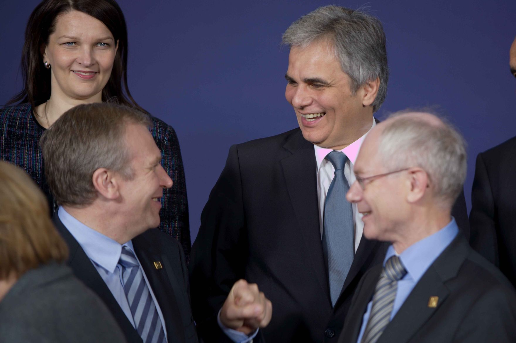 Donnerstag, den 28. Oktober 2010 fand in Br&uuml;ssel, Belgien die Sitzung des Europ&auml;ischen Rates der EU-Staats- und Regierungschefs statt. Im Bild Bundeskanzler Werner Faymann (3L) und Ratspr&auml;sident Herman van Rompuy (4L) mit dem belgischen Ministerpr&auml;sidenten Yves Leterme (2L) und der finnischen Ministerpr&auml;sidentin Mari Kiviniemen(1L) beim traditionellen Familienfoto.