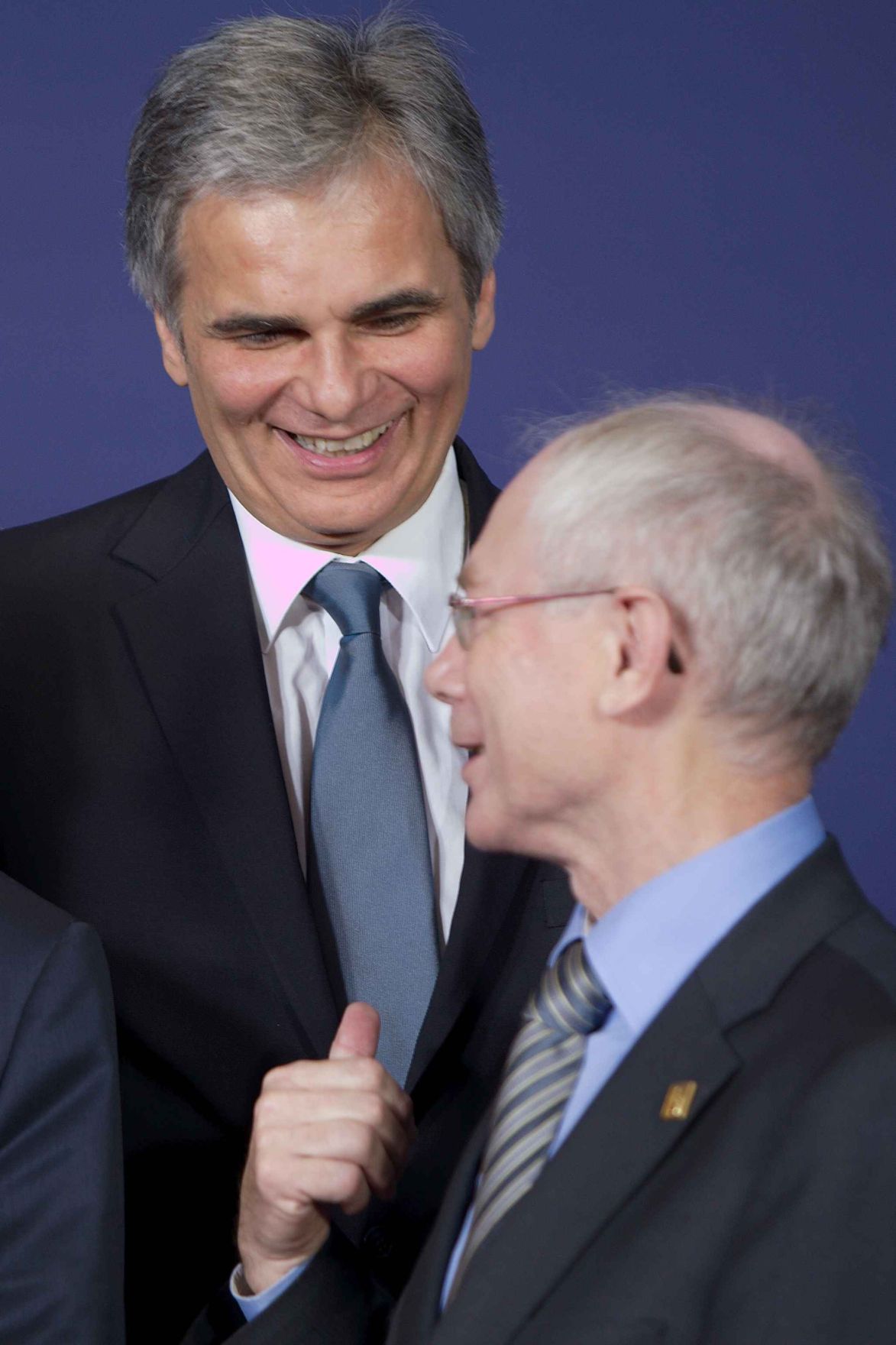 Donnerstag, den 28. Oktober 2010 fand in Br&uuml;ssel, Belgien die Sitzung des Europ&auml;ischen Rates der EU-Staats- und Regierungschefs statt. Im Bild Bundeskanzler Werner Faymann (L) und Ratspr&auml;sident Herman van Rompuy (R) beim traditionellen Familienfoto.