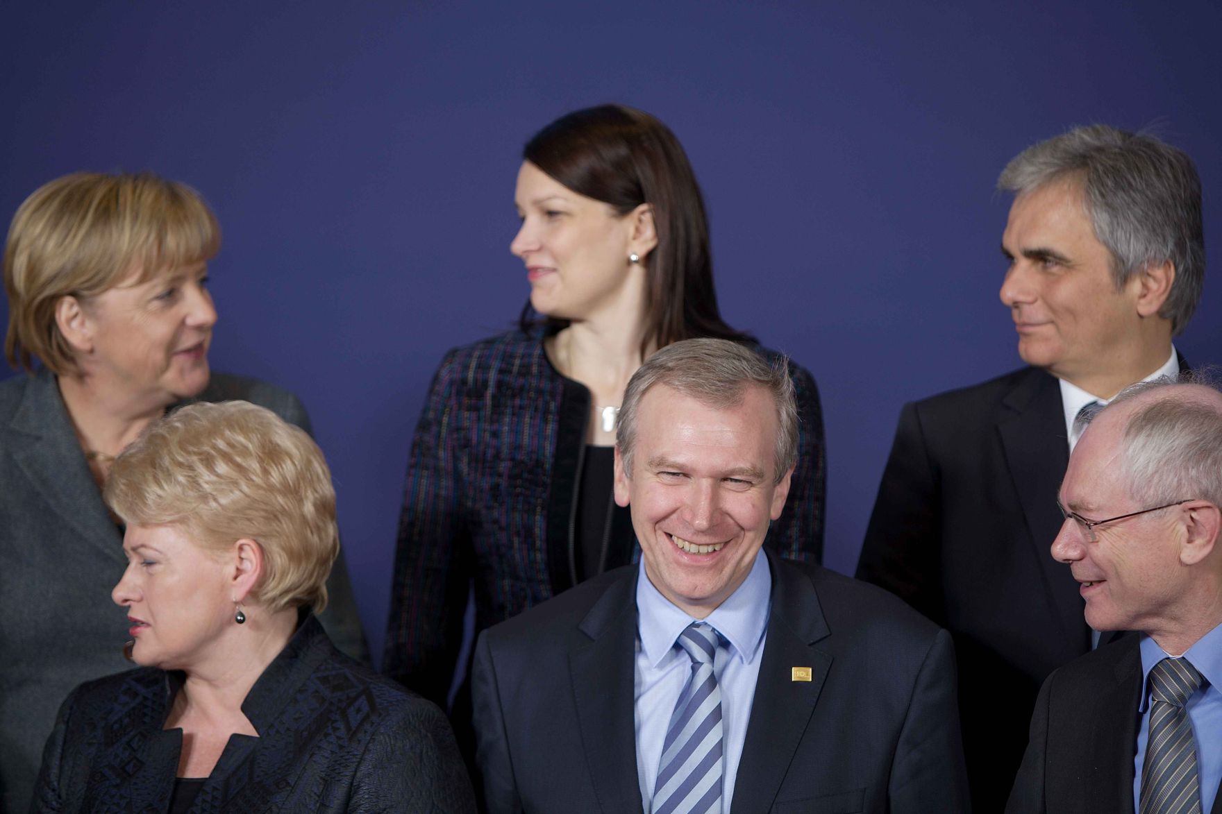 Donnerstag, den 28. Oktober 2010 fand in Br&uuml;ssel, Belgien die Sitzung des Europ&auml;ischen Rates der EU-Staats- und Regierungschefs statt. Im Bild Bundeskanzler Werner Faymann (5L) und Ratspr&auml;sident Herman van Rompuy (6L) mit dem belgischen Ministerpr&auml;sidenten Yves Leterme (4L) , der finnischen Ministerpr&auml;sidentin Mari Kiviniemen(2L), der deutschen Bundeskanzlerin Angela Merkel (1L) und der litauischen Staatspr&auml;sidentin Dalia Grybauskaite (2L) beim traditionellen Familienfoto.
