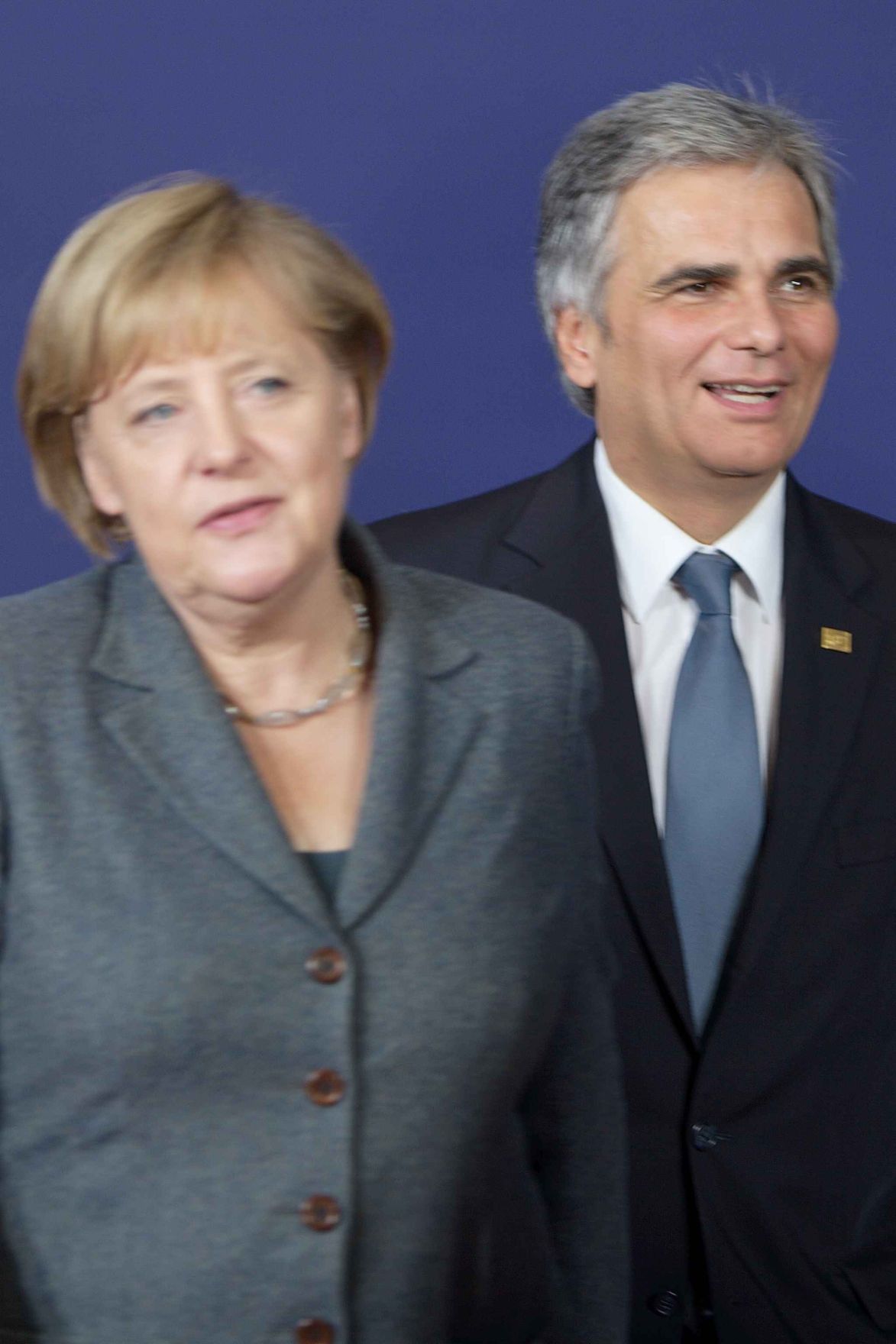 Donnerstag, den 28. Oktober 2010 fand in Br&uuml;ssel, Belgien die Sitzung des Europ&auml;ischen Rates der EU-Staats- und Regierungschefs statt. Im Bild Bundeskanzler Werner Faymann (R) und Bundeskanzlerin Angela Merkel (L) beim traditionellen Familienfoto.
