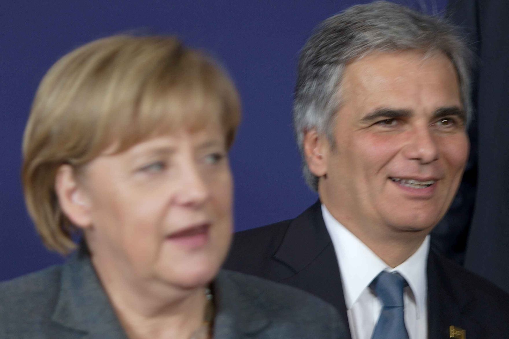 Donnerstag, den 28. Oktober 2010 fand in Br&uuml;ssel, Belgien die Sitzung des Europ&auml;ischen Rates der EU-Staats- und Regierungschefs statt. Im Bild Bundeskanzler Werner Faymann (R) und Bundeskanzlerin Angela Merkel (L) beim traditionellen Familienfoto.