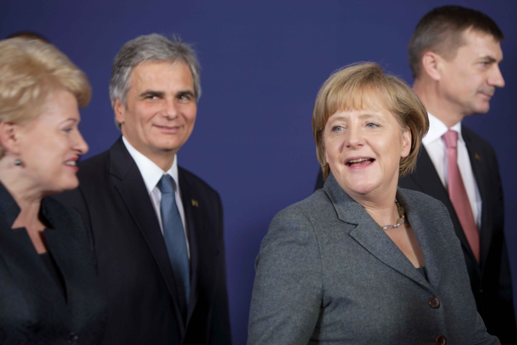 Donnerstag, den 28. Oktober 2010 fand in Br&uuml;ssel, Belgien die Sitzung des Europ&auml;ischen Rates der EU-Staats- und Regierungschefs statt. Im Bild Bundeskanzler Werner Faymann (2L) und Bundeskanzlerin Angela Merkel (3L) mit der litauischen Staatspr&auml;sidentin Dalia Grybauskaite (1L) beim traditionellen Familienfoto.