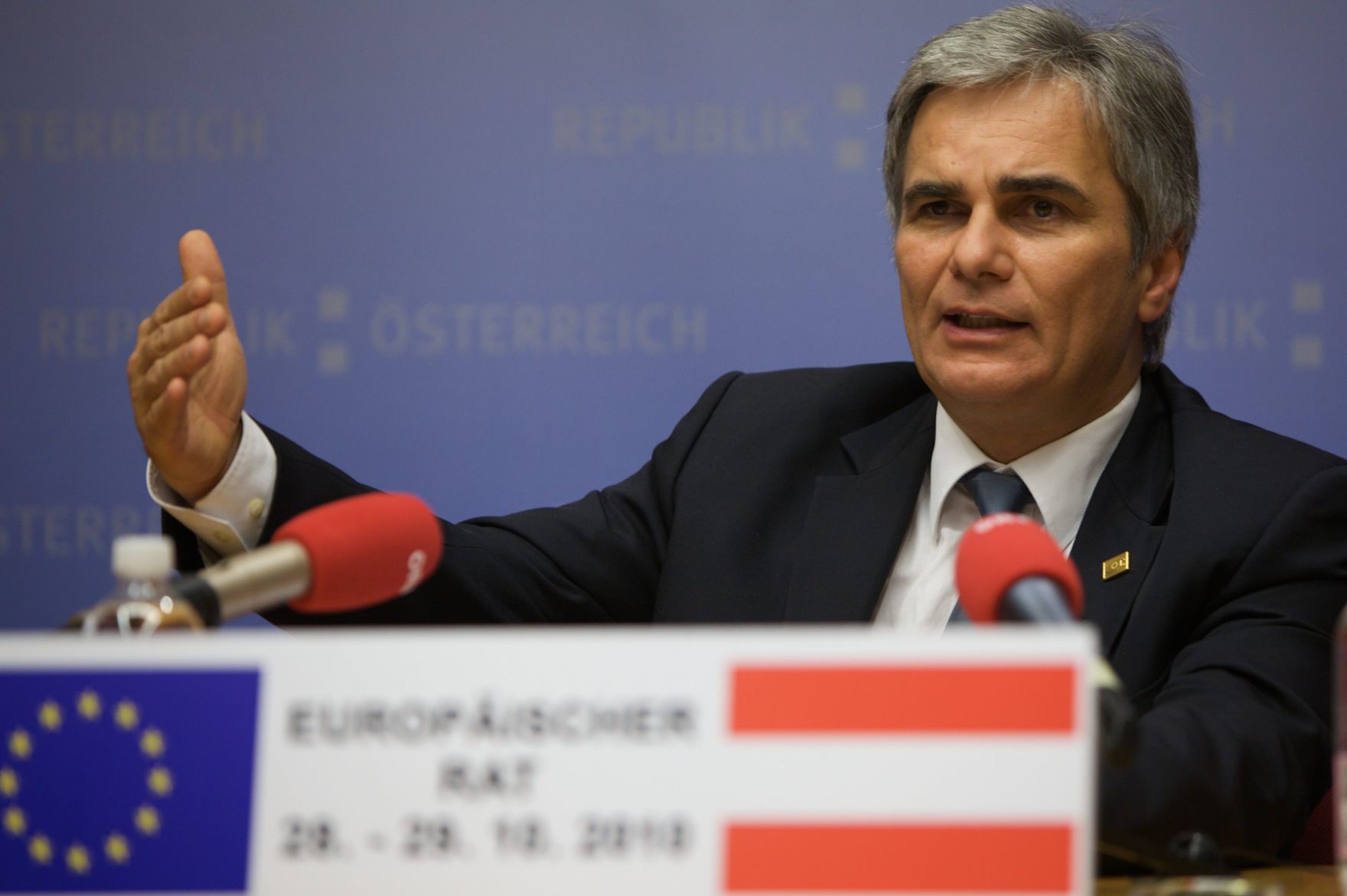 Freitag, den 29. Oktober 2010 fand in Br&uuml;ssel, Belgien die fr&uuml;hn&auml;chtliche Pressekonferenz des &ouml;sterreichischen Bundeskanzlers Werner Faymann zum 1. Sitzungstag des Europ&auml;ischen Rates der EU-Staats- und Regierungschefs statt.