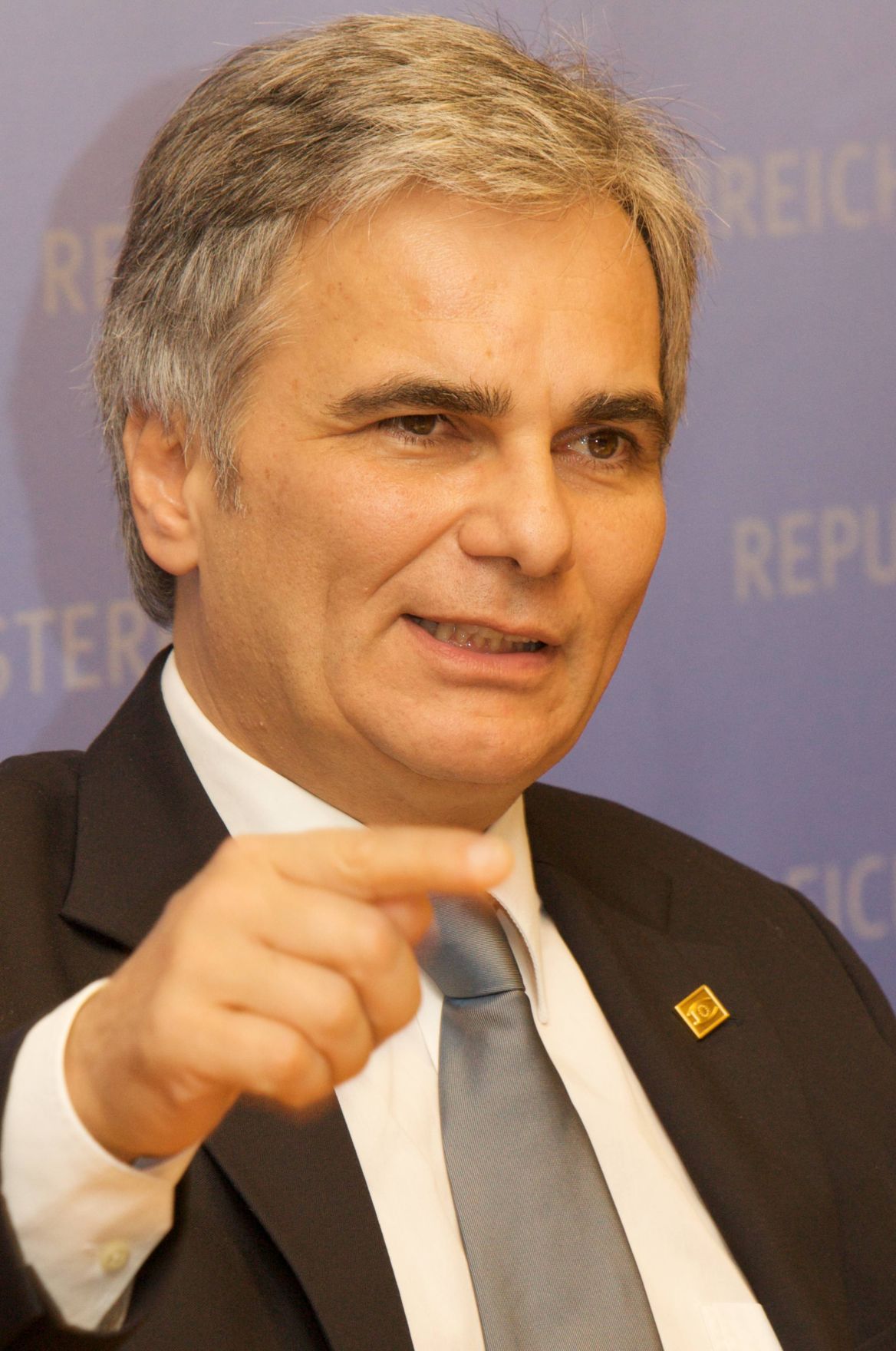 Freitag, den 29. Oktober 2010 fand in Br&uuml;ssel, Belgien die fr&uuml;hn&auml;chtliche Pressekonferenz des &ouml;sterreichischen Bundeskanzlers Werner Faymann zum 1. Sitzungstag des Europ&auml;ischen Rates der EU-Staats- und Regierungschefs statt.