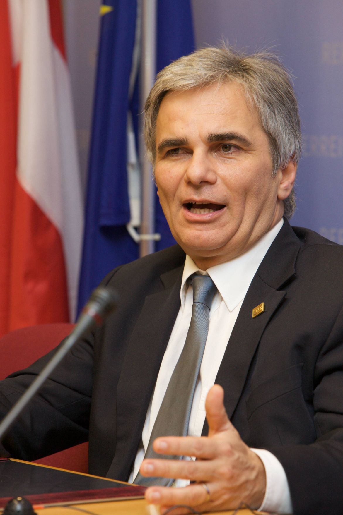Freitag, den 29. Oktober 2010 fand in Br&uuml;ssel, Belgien die fr&uuml;hn&auml;chtliche Pressekonferenz des &ouml;sterreichischen Bundeskanzlers Werner Faymann zum 1. Sitzungstag des Europ&auml;ischen Rates der EU-Staats- und Regierungschefs statt.