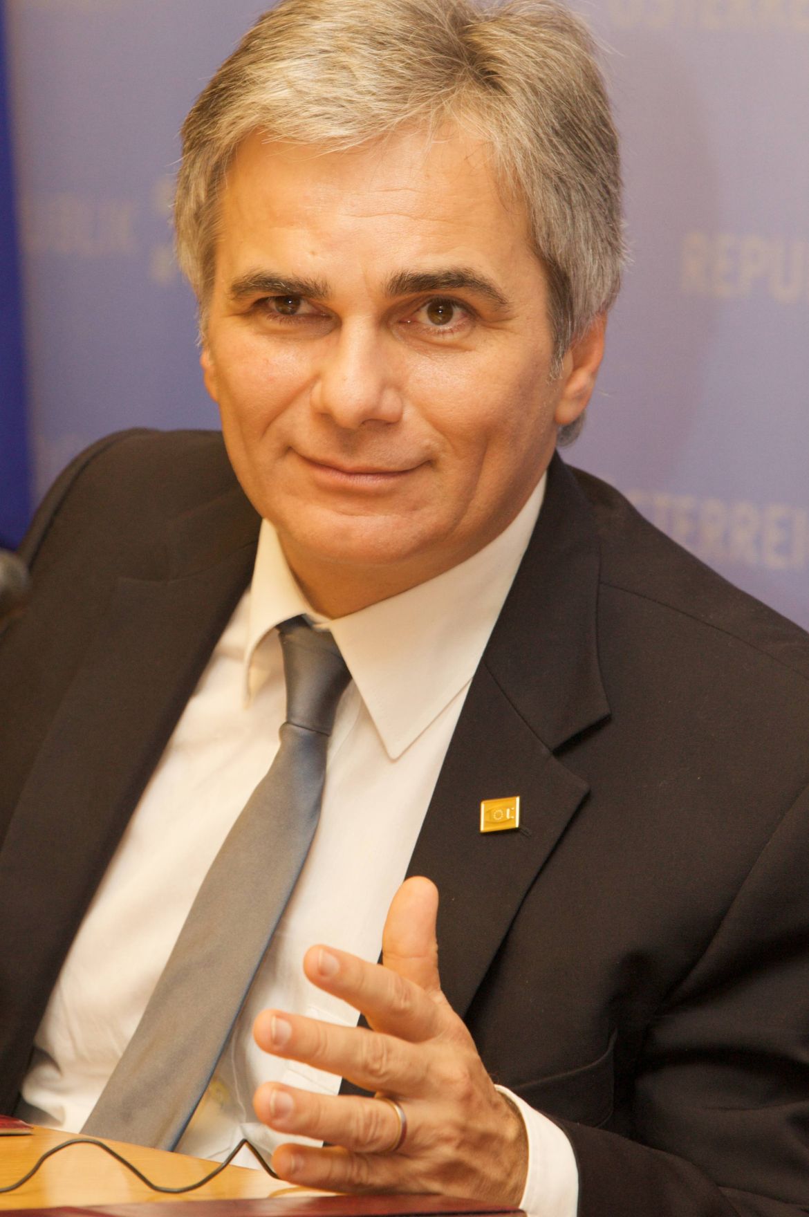 Freitag, den 29. Oktober 2010 fand in Br&uuml;ssel, Belgien die fr&uuml;hn&auml;chtliche Pressekonferenz des &ouml;sterreichischen Bundeskanzlers Werner Faymann zum 1. Sitzungstag des Europ&auml;ischen Rates der EU-Staats- und Regierungschefs statt.