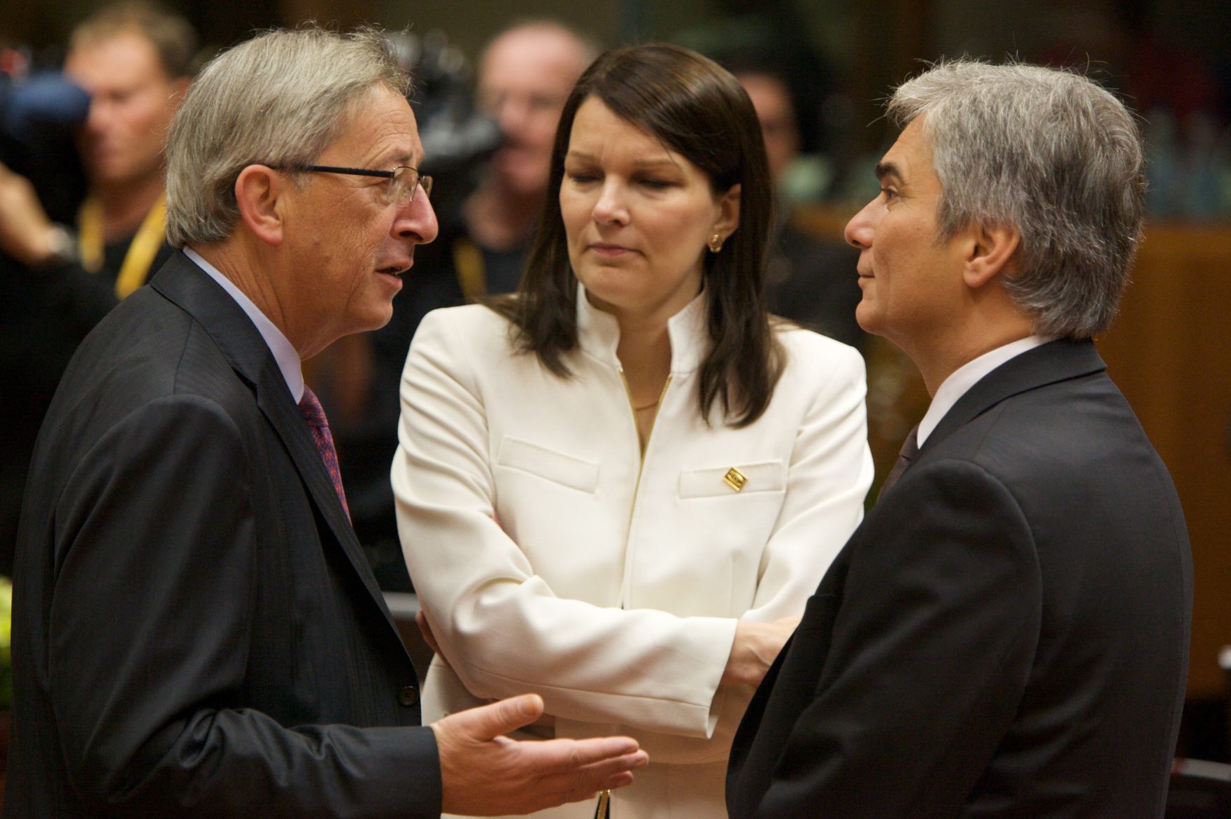 Freitag, den 29. Oktober 2010 fand in Br&uuml;ssel, Belgien die Sitzung des Europ&auml;ischen Rates der EU-Staats- und Regierungschefs statt. Im Bild Bundeskanzler Werner Faymann (R) mit der finnischen Ministerpr&auml;sidentin Mari Kiviniemen (M) und dem Ministerpr&auml;sidenten von Luxemburg, Jean-Claude Juncker (L).