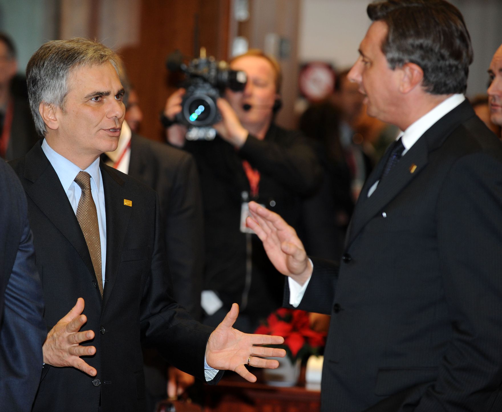 Donnerstag, den 16. Dezember 2010 fand in Br&uuml;ssel, Belgien die Sitzung des Europ&auml;ischen Rates der EU-Staats- und Regierungschefs statt. Im Bild Bundeskanzler Werner Faymann (L) mit Sloweniens Premierminister Borut Pahor (R).