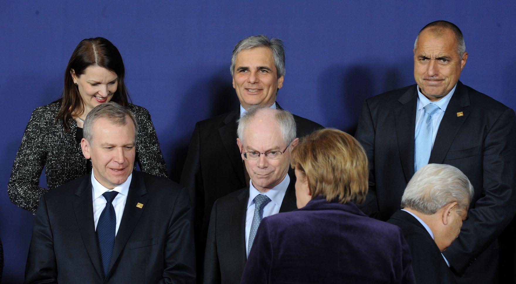 Donnerstag, den 16. Dezember 2010 fand in Br&uuml;ssel, Belgien die Sitzung des Europ&auml;ischen Rates der EU-Staats- und Regierungschefs statt. Im Bild (2.Reihe v.L.n.R.) Finnlands Premierministerin Mari Kiviniemi, &Ouml;sterreichs Bundeskanzler Werner Faymann, Bulgariens Premierminister Bojko Borissow. (1.Reihe v.L.n.R.) Begiens Premierminister Yves Leterme, EU-Ratspr&auml;sident Herman van Rompuy, Deutschlands Bundeskanzlerin Angela Merkel beim Familienfoto.