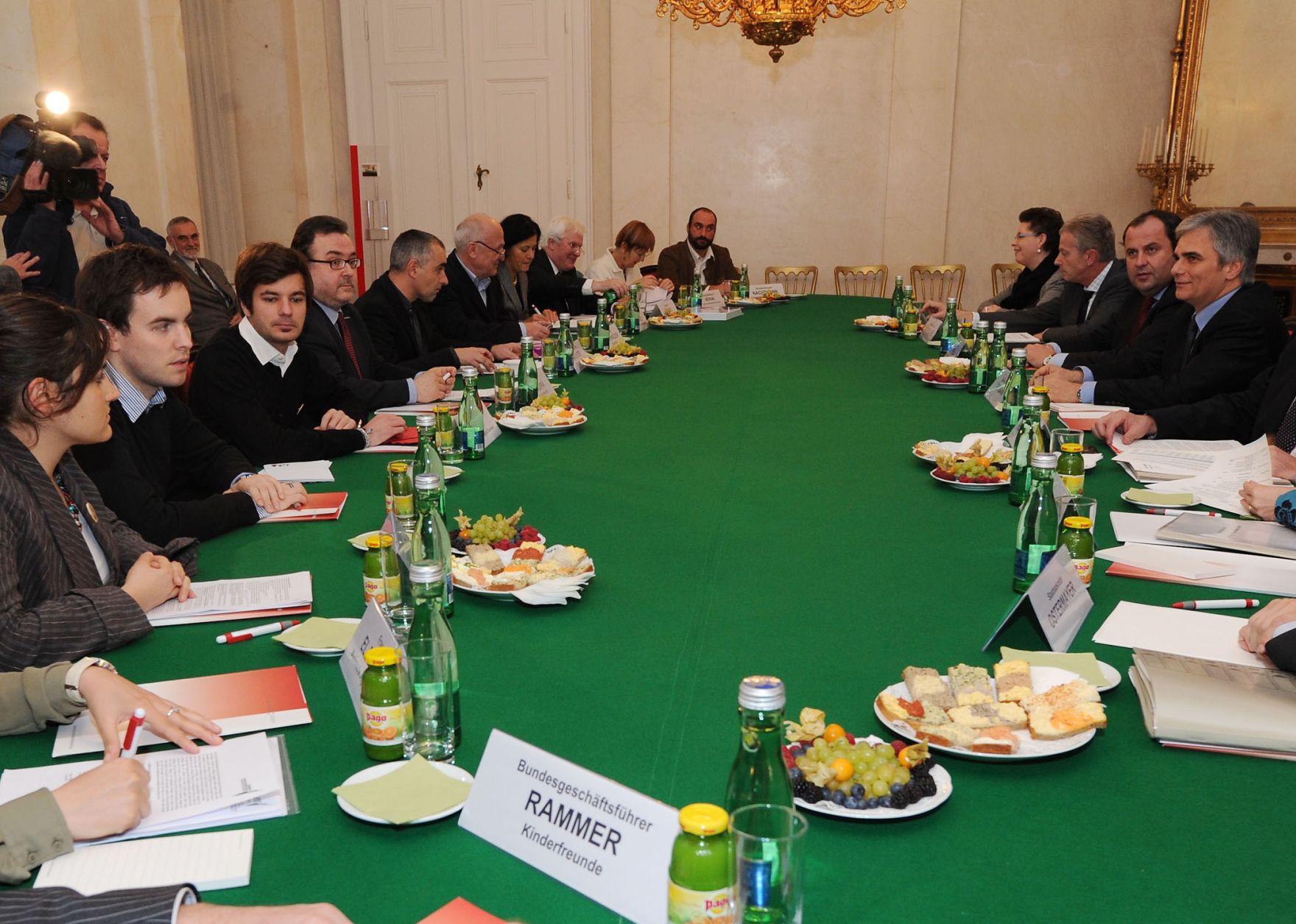 Im Zuge der aktuellen Budgetdiskussion lud Bundeskanzler Werner Faymann Vertreterinnen und Vertreter von Familien- und Jugendverb&auml;nden am 19. November 2010 zu einem Gespr&auml;ch ins Bundeskanzleramt ein.