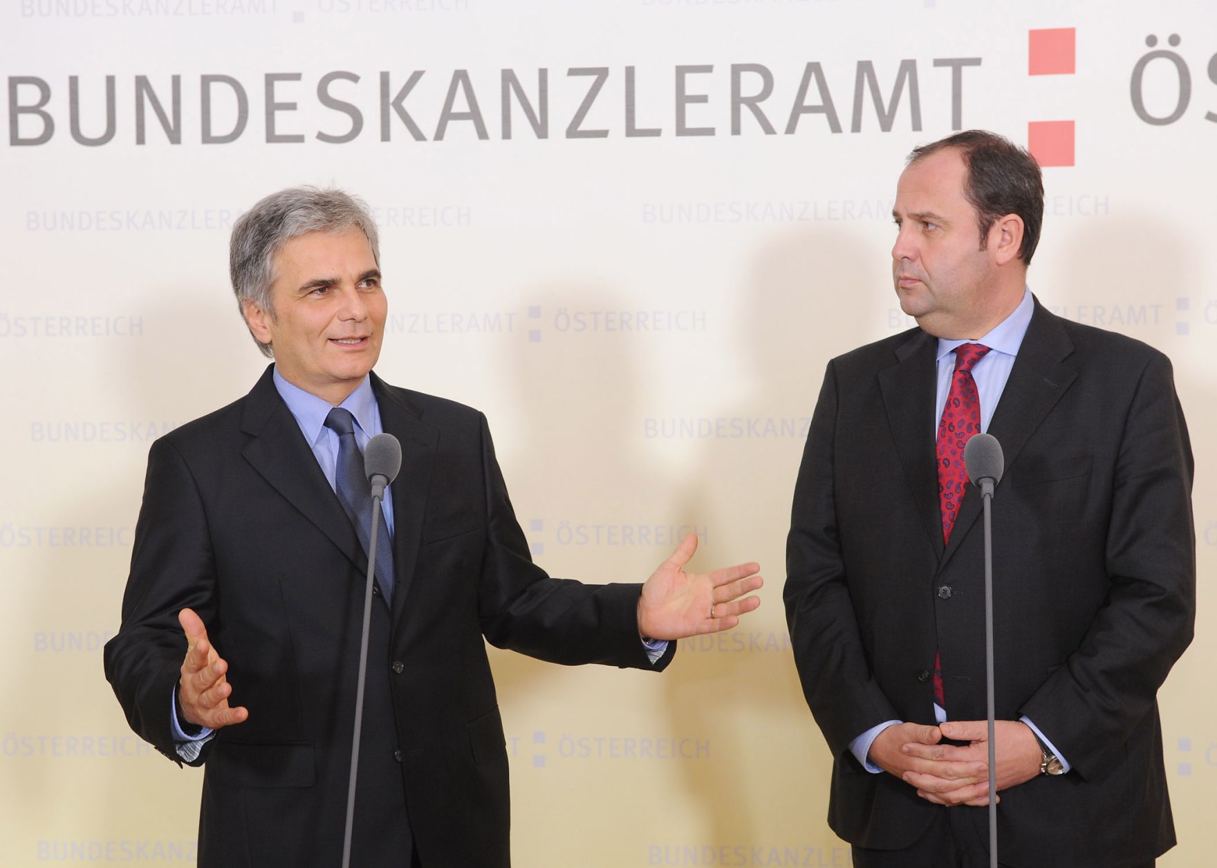 Im Zuge der aktuellen Budgetdiskussion lud der Bundeskanzler Vertreterinnen und Vertreter von Familien- und Jugendverb&auml;nden am 19. November 2010 zu einem Gespr&auml;ch ins Bundeskanzleramt ein. Im Anschluss gaben Bundeskanzler Werner Faymann (L) und der Finanzminister Josef Pr&ouml;ll (R) ein Pressestatement ab.