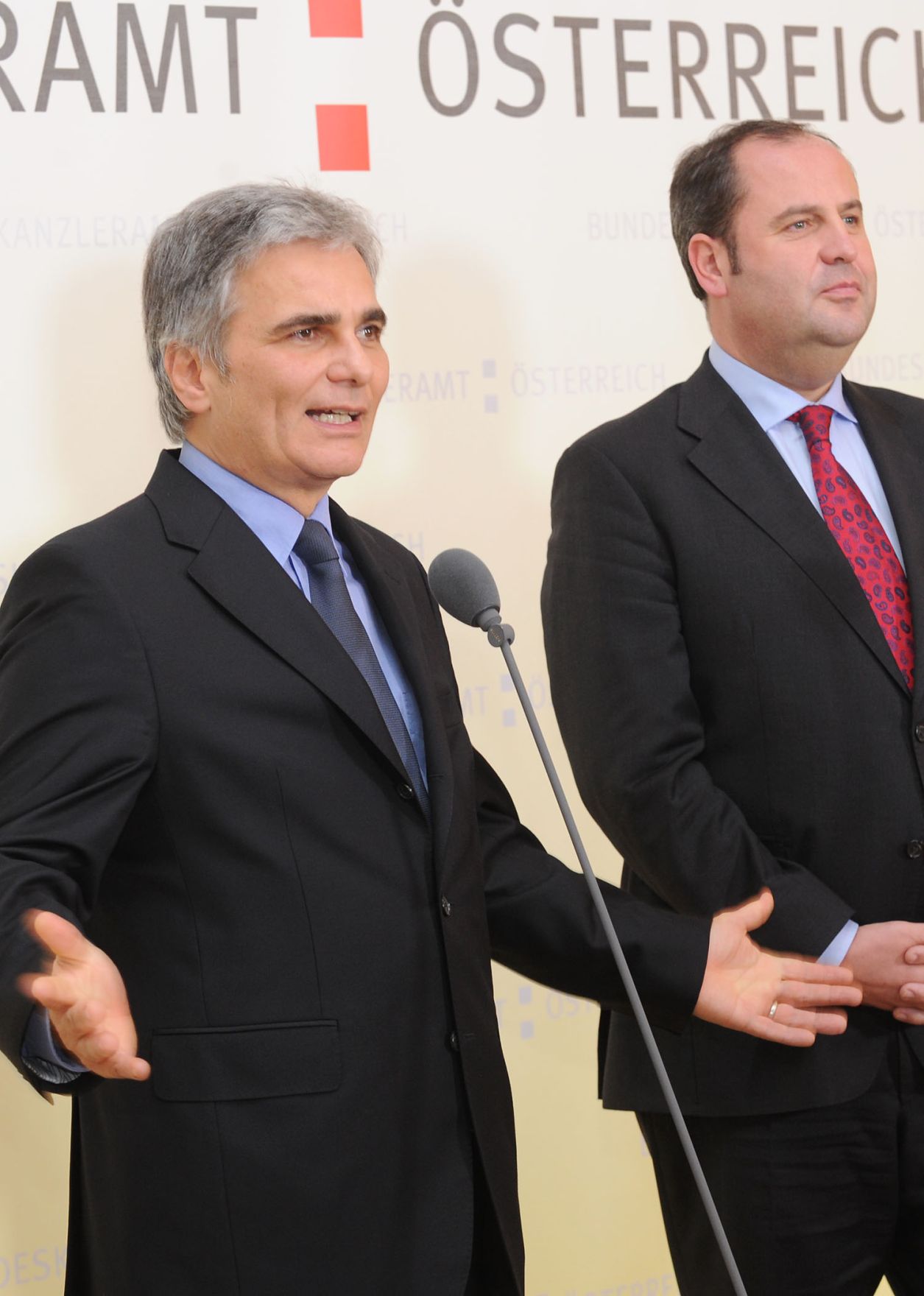 Im Zuge der aktuellen Budgetdiskussion lud der Bundeskanzler Vertreterinnen und Vertreter von Familien- und Jugendverb&auml;nden am 19. November 2010 zu einem Gespr&auml;ch ins Bundeskanzleramt ein. Im Anschluss gaben Bundeskanzler Werner Faymann (L) und der Finanzminister Josef Pr&ouml;ll (R) ein Pressestatement ab.