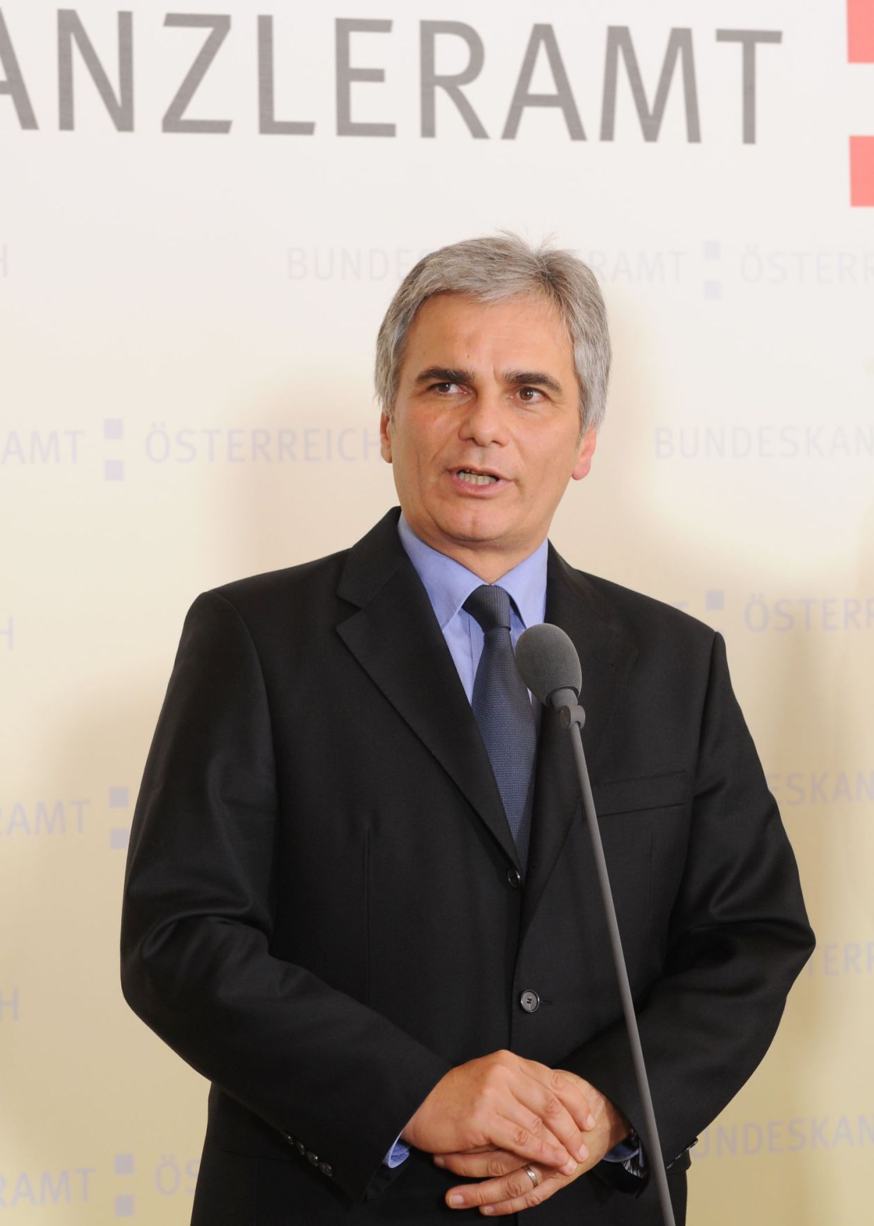 Im Zuge der aktuellen Budgetdiskussion lud der Bundeskanzler Vertreterinnen und Vertreter von Familien- und Jugendverb&auml;nden am 19. November 2010 zu einem Gespr&auml;ch ins Bundeskanzleramt ein. Im Anschluss gaben Bundeskanzler Werner Faymann (im Bild) und der Finanzminister Josef Pr&ouml;ll ein Pressestatement ab.