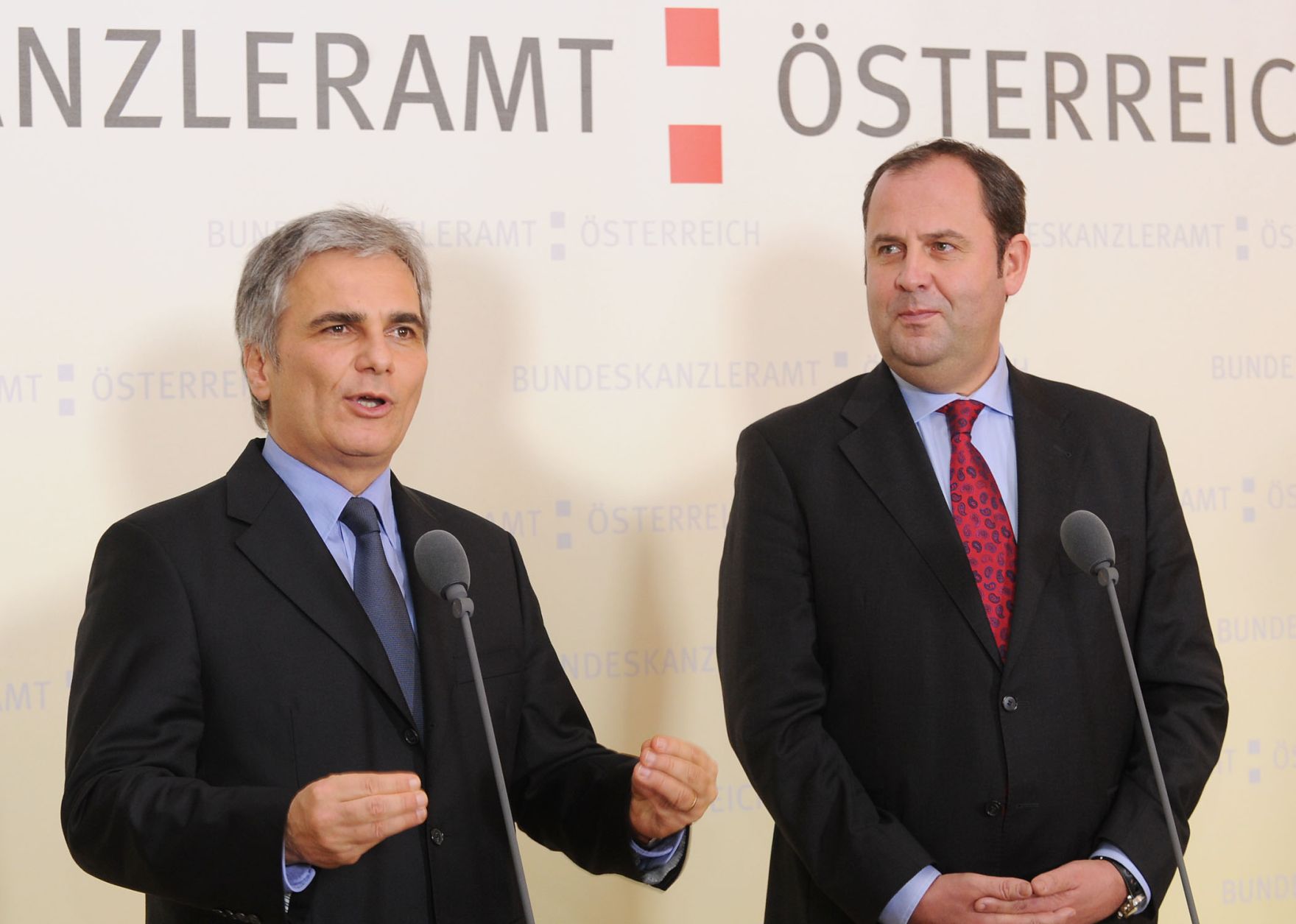 Im Zuge der aktuellen Budgetdiskussion lud der Bundeskanzler Vertreterinnen und Vertreter von Familien- und Jugendverb&auml;nden am 19. November 2010 zu einem Gespr&auml;ch ins Bundeskanzleramt ein. Im Anschluss gaben Bundeskanzler Werner Faymann (L) und der Finanzminister Josef Pr&ouml;ll (R) ein Pressestatement ab.