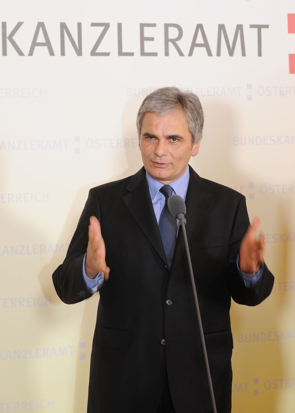 Im Zuge der aktuellen Budgetdiskussion lud der Bundeskanzler Vertreterinnen und Vertreter von Familien- und Jugendverb&auml;nden am 19. November 2010 zu einem Gespr&auml;ch ins Bundeskanzleramt ein. Im Anschluss gaben Bundeskanzler Werner Faymann (im Bild) und der Finanzminister Josef Pr&ouml;ll ein Pressestatement ab.