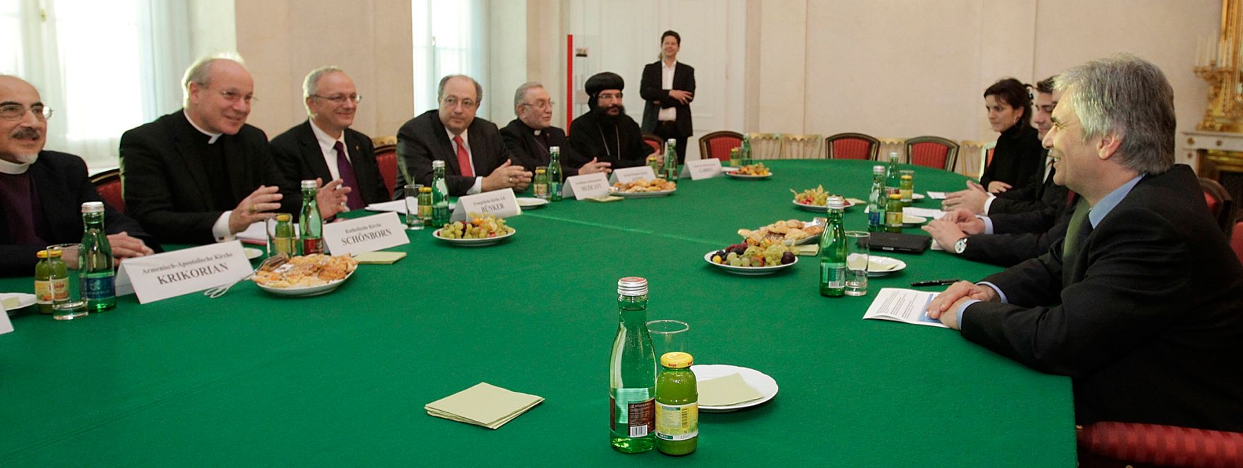 Im Zuge der aktuellen Budgetdiskussion lud der Bundeskanzler die Vertreter der in &Ouml;sterreich anerkannten Religionsgemeinschaften am 5. November 2010 zu einem Gespr&auml;ch ins Bundeskanzleramt ein. Im Bild (v.l.n.r.) Mesrob Krikorian (Armenisch-apostolische Kirche), Christoph Sch&ouml;nborn (R&ouml;misch-Katholische Kirche), Michael B&uuml;nker (Evangelische Kirche), Ariel Muzikant (Israelitische Religionsgesellschaft), Emanuel Aydin (Syrisch-orthodoxe Kirche), Anba Gabriel (Koptisch-orthodoxe Kirche) und Bundeskanzler Werner Faymann.