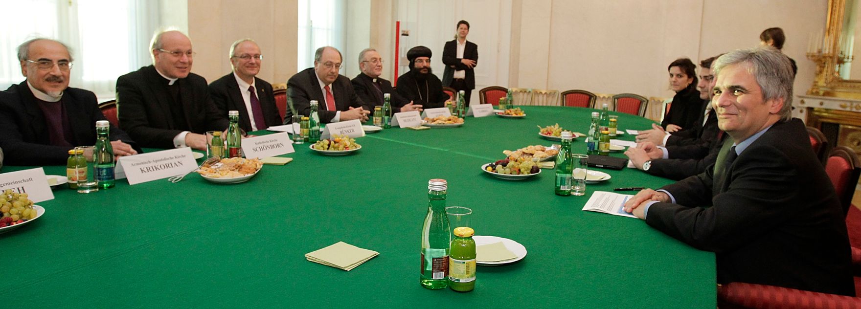 Im Zuge der aktuellen Budgetdiskussion lud der Bundeskanzler die Vertreter der in &Ouml;sterreich anerkannten Religionsgemeinschaften am 5. November 2010 zu einem Gespr&auml;ch ins Bundeskanzleramt ein. Im Bild (v.l.n.r.) Mesrob Krikorian (Armenisch-apostolische Kirche), Christoph Sch&ouml;nborn (R&ouml;misch-Katholische Kirche), Michael B&uuml;nker (Evangelische Kirche), Ariel Muzikant (Israelitische Religionsgesellschaft), Emanuel Aydin (Syrisch-orthodoxe Kirche), Anba Gabriel (Koptisch-orthodoxe Kirche) und Bundeskanzler Werner Faymann.