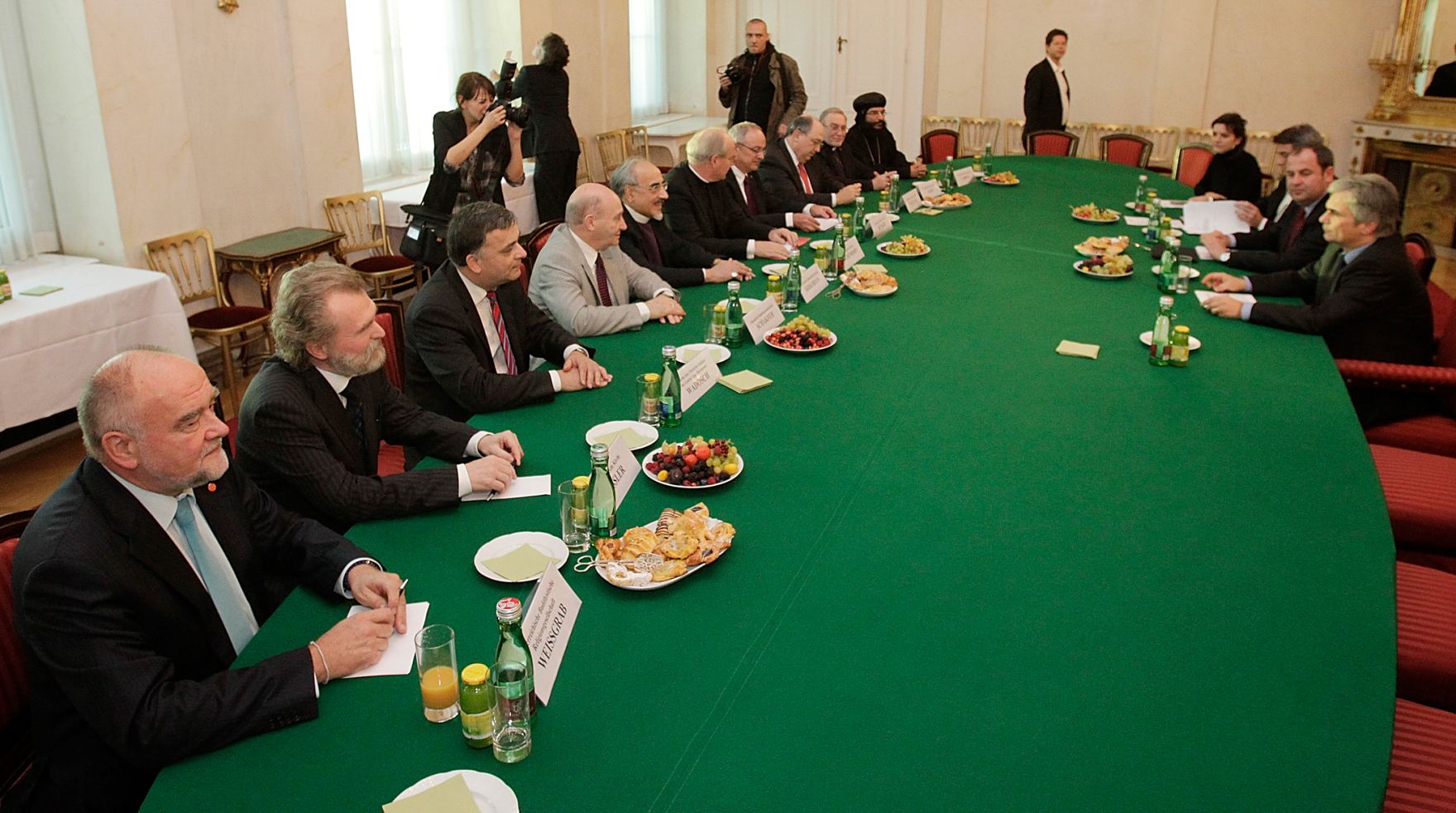 Im Zuge der aktuellen Budgetdiskussion lud der Bundeskanzler die Vertreter der in &Ouml;sterreich anerkannten Religionsgemeinschaften am 5. November 2010 zu einem Gespr&auml;ch ins Bundeskanzleramt ein. Im Bild (v.l.n.r.) Viktor Weissgrab (&Ouml;sterreichische Buddhistische Religionsgemeinschaft), Walter Hessler (Neuapostolische Kirche), Viktor Wadosch (Kirche Jesu Christi der Heiligen der letzten Tage - Mormonen), Anas Schakfeh (Islamische Glaubensgemeinschaft), Mesrob Krikorian (Armenisch-apostolische Kirche), Christoph Sch&ouml;nborn (R&ouml;misch-Katholische Kirche), Michael B&uuml;nker (Evangelische Kirche), Ariel Muzikant (Israelitische Religionsgesellschaft), Emanuel Aydin (Syrisch-orthodoxe Kirche), Anba Gabriel (Koptisch-orthodoxe Kirche), Finanzminister Josef Pr&ouml;ll und Bundeskanzler Werner Faymann.