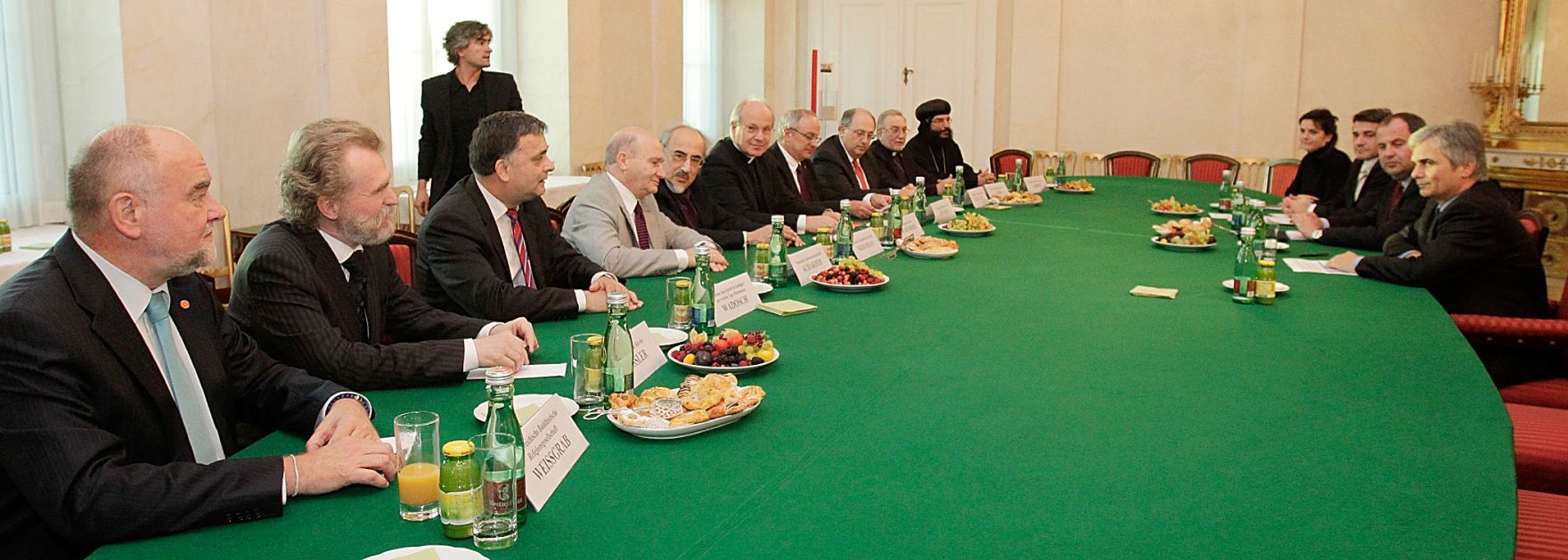 Im Zuge der aktuellen Budgetdiskussion lud der Bundeskanzler die Vertreter der in &Ouml;sterreich anerkannten Religionsgemeinschaften am 5. November 2010 zu einem Gespr&auml;ch ins Bundeskanzleramt ein. Im Bild (v.l.n.r.) Viktor Weissgrab (&Ouml;sterreichische Buddhistische Religionsgemeinschaft), Walter Hessler (Neuapostolische Kirche), Viktor Wadosch (Kirche Jesu Christi der Heiligen der letzten Tage - Mormonen), Anas Schakfeh (Islamische Glaubensgemeinschaft), Mesrob Krikorian (Armenisch-apostolische Kirche), Christoph Sch&ouml;nborn (R&ouml;misch-Katholische Kirche), Michael B&uuml;nker (Evangelische Kirche), Ariel Muzikant (Israelitische Religionsgesellschaft), Emanuel Aydin (Syrisch-orthodoxe Kirche), Anba Gabriel (Koptisch-orthodoxe Kirche), Finanzminister Josef Pr&ouml;ll und Bundeskanzler Werner Faymann.