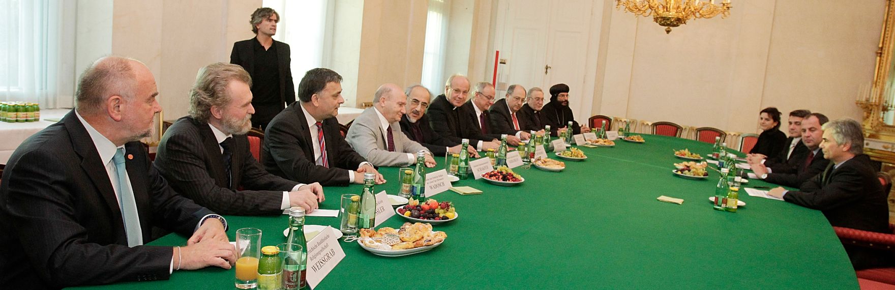 Im Zuge der aktuellen Budgetdiskussion lud der Bundeskanzler die Vertreter der in &Ouml;sterreich anerkannten Religionsgemeinschaften am 5. November 2010 zu einem Gespr&auml;ch ins Bundeskanzleramt ein. Im Bild (v.l.n.r.) Viktor Weissgrab (&Ouml;sterreichische Buddhistische Religionsgemeinschaft), Walter Hessler (Neuapostolische Kirche), Viktor Wadosch (Kirche Jesu Christi der Heiligen der letzten Tage - Mormonen), Anas Schakfeh (Islamische Glaubensgemeinschaft), Mesrob Krikorian (Armenisch-apostolische Kirche), Christoph Sch&ouml;nborn (R&ouml;misch-Katholische Kirche), Michael B&uuml;nker (Evangelische Kirche), Ariel Muzikant (Israelitische Religionsgesellschaft), Emanuel Aydin (Syrisch-orthodoxe Kirche), Anba Gabriel (Koptisch-orthodoxe Kirche), Finanzminister Josef Pr&ouml;ll und Bundeskanzler Werner Faymann.