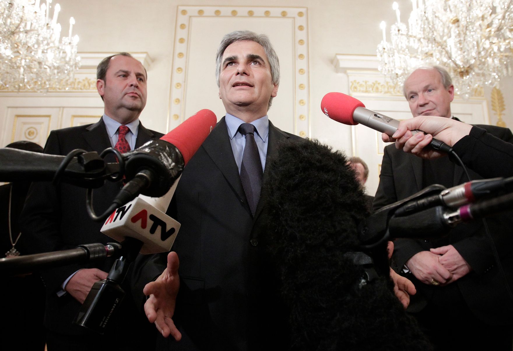 Im Zuge der aktuellen Budgetdiskussion lud der Bundeskanzler die Vertreter der in &Ouml;sterreich anerkannten Religionsgemeinschaften am 5. November 2010 zu einem Gespr&auml;ch ins Bundeskanzleramt ein. Im Bild (v.l.n.r.) Finanzminister Josef Pr&ouml;ll, Bundeskanzler Werner Faymann und Christoph Sch&ouml;nborn (R&ouml;misch-Katholische Kirche).