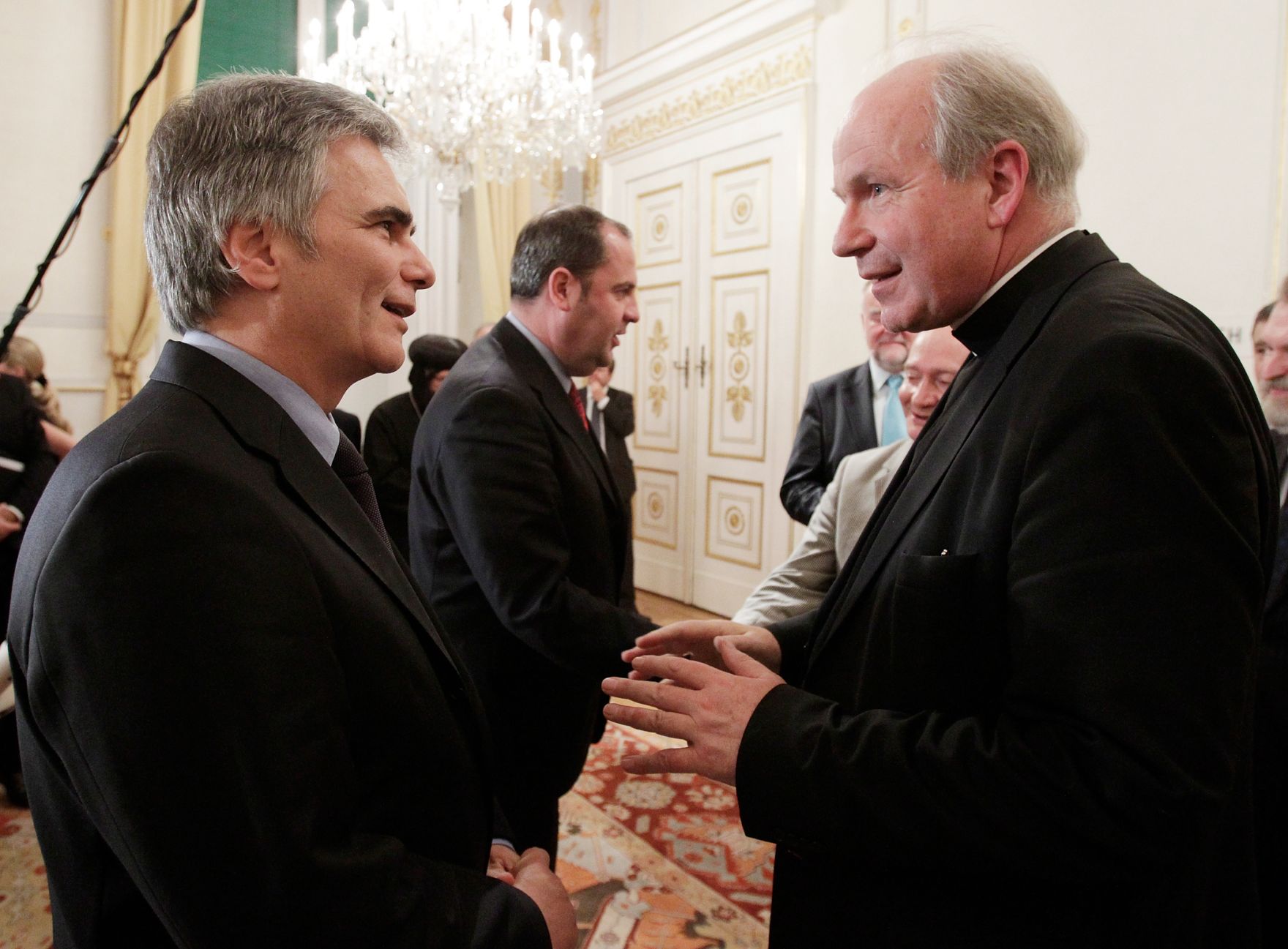 Im Zuge der aktuellen Budgetdiskussion lud der Bundeskanzler die Vertreter der in &Ouml;sterreich anerkannten Religionsgemeinschaften am 5. November 2010 zu einem Gespr&auml;ch ins Bundeskanzleramt ein. Im Bild Bundeskanzler Werner Faymann (l.) und Christoph Sch&ouml;nborn (R&ouml;misch-Katholische Kirche) im Gespr&auml;ch nach den Pressestaitments.