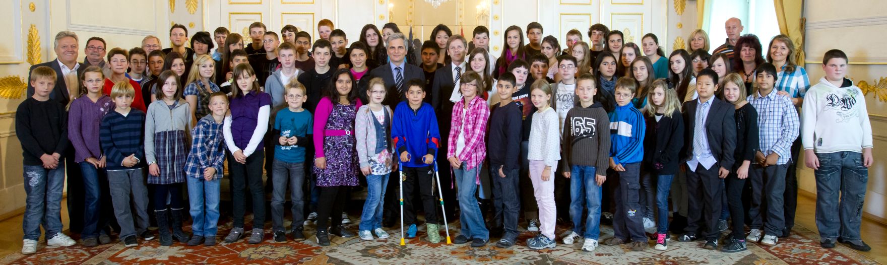 Bundeskanzler Werner Faymann und Staatssekret&auml;r Josef Ostermayer mit der Volksschule Hanreitergasse und des College f&uuml;r Berufsbildung Jochbergengasse. Im Rahmen eines Kunstprojekts gestalteten Kinder und Jugendliche zwischen Juni und Oktober 2010 insgesamt 10 Bildtafeln mit ihren Assoziationen zum Wort &raquo;Toleranz&laquo;.
