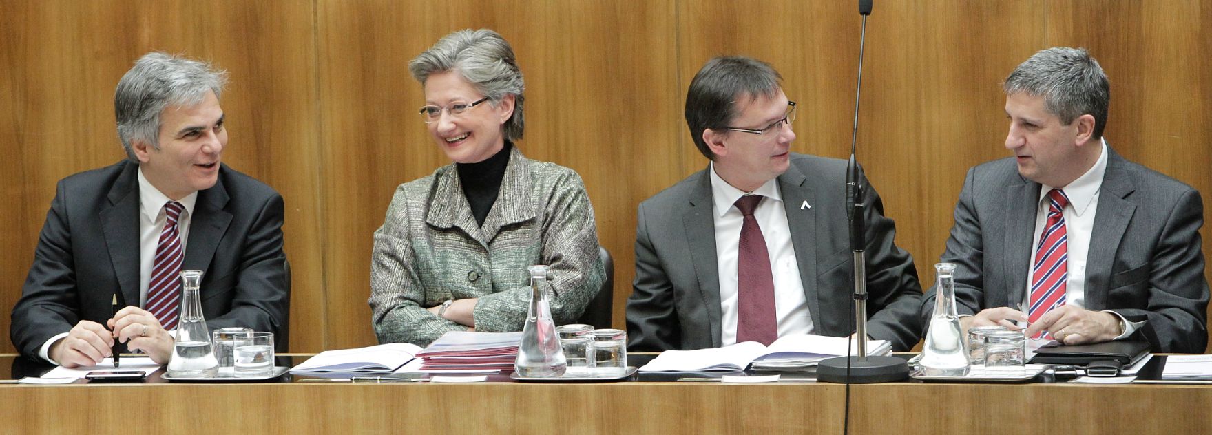 Am 30. November 2010 traf sich die &ouml;sterreichische Bundesregierung im Parlament um den Haushalt f&uuml;r 2011 offiziell zu beschlie&szlig;en. Im Bild (v.l.n.r.) Bundeskanzler Werner Faymann, Unterrichtsministerin Claudia Schmied, Verteidigungsminister Norbert Darabosch und Au&szlig;enminister Michael Spindelegger.