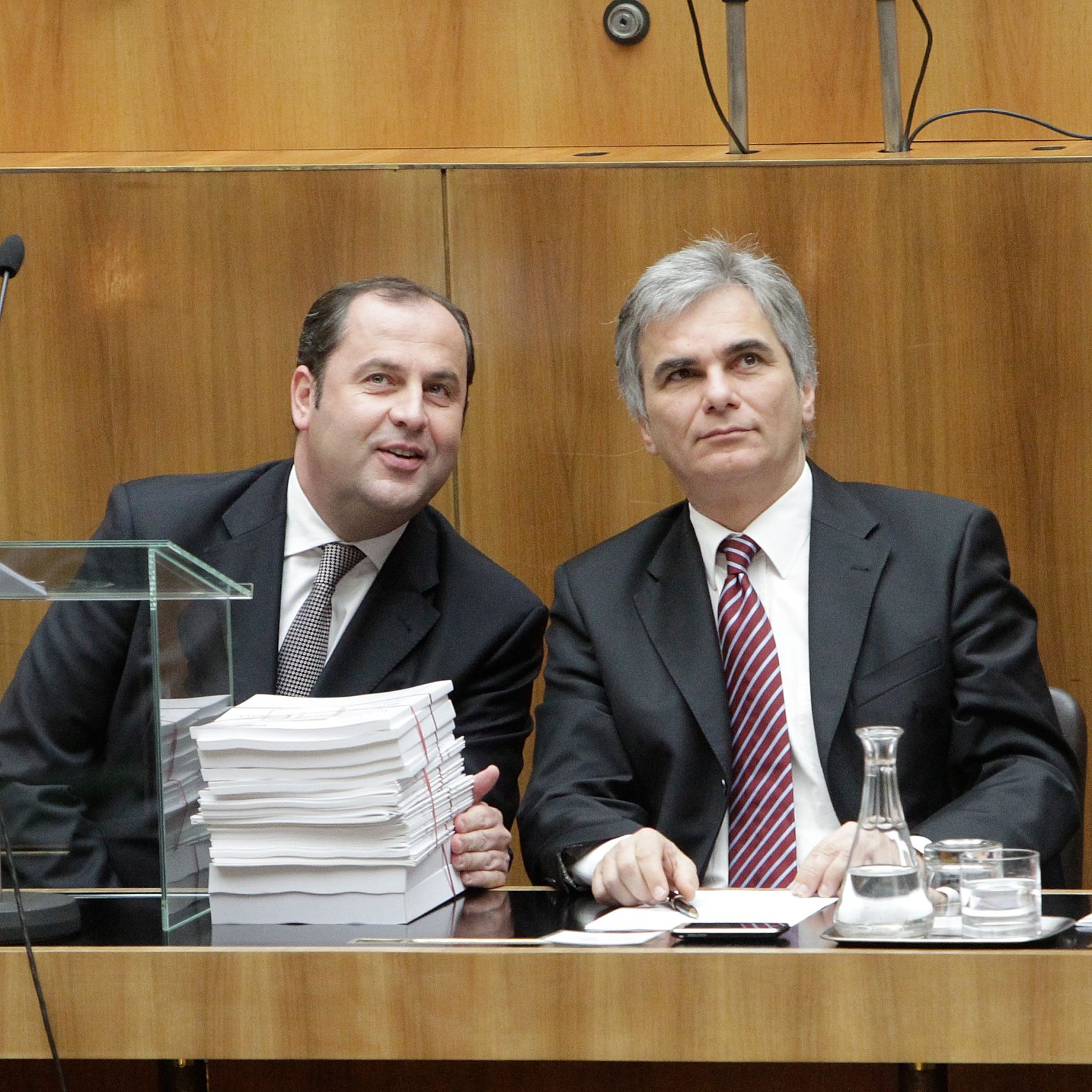 Am 30. November 2010 traf sich die &ouml;sterreichische Bundesregierung im Parlament um den Haushalt f&uuml;r 2011 offiziell zu beschlie&szlig;en. Im Bild Bundeskanzler Werner Faymann (r.) mit Finanzminister Josef Pr&ouml;ll (l.).