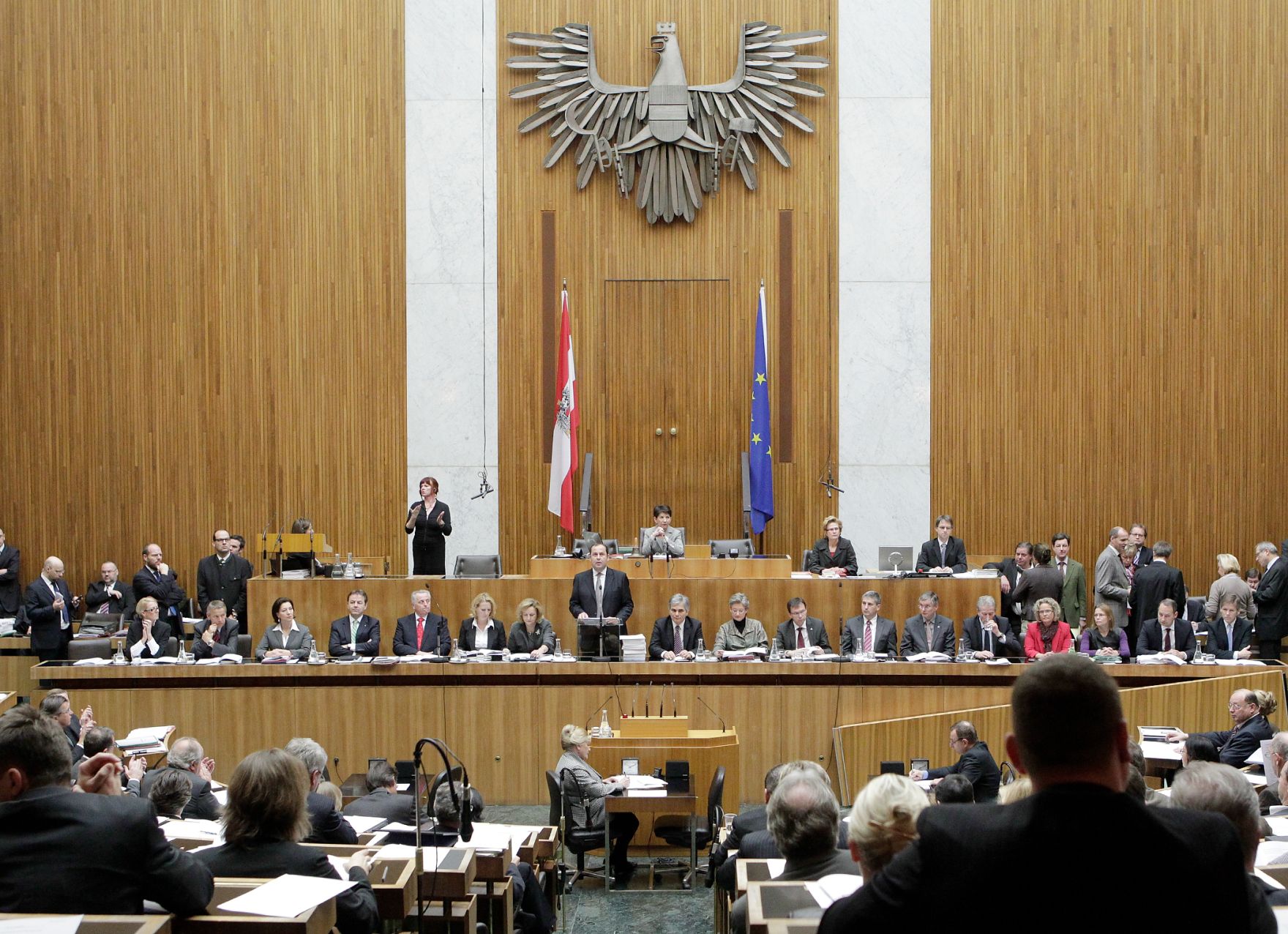 Am 30. November 2010 traf sich die &ouml;sterreichische Bundesregierung im Parlament um den Haushalt f&uuml;r 2011 offiziell zu beschlie&szlig;en. Bildmitte Finanzminister Josef Pr&ouml;ll bei seiner anschlie&szlig;enden Budgetrede.