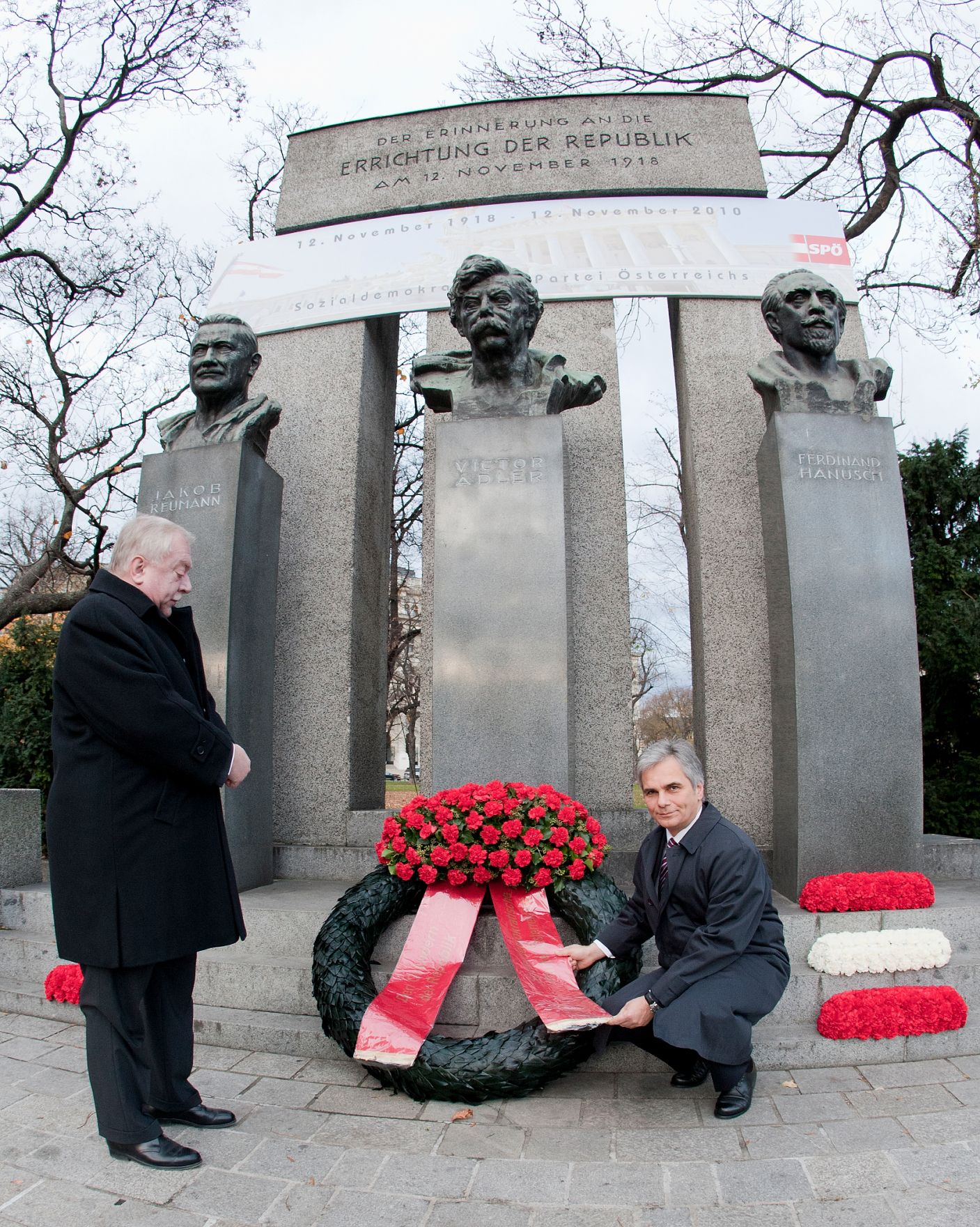 Am 12. November 2010 legte (r.) Bundeskanzler Werner Faymann anl&auml;sslich der Ausrufung der Ersten Republik am 12. November 1918 beim Denkmal der Republik einen Kranz nieder. (l.) B&uuml;rgermeister von Wien Michael H&auml;upl.